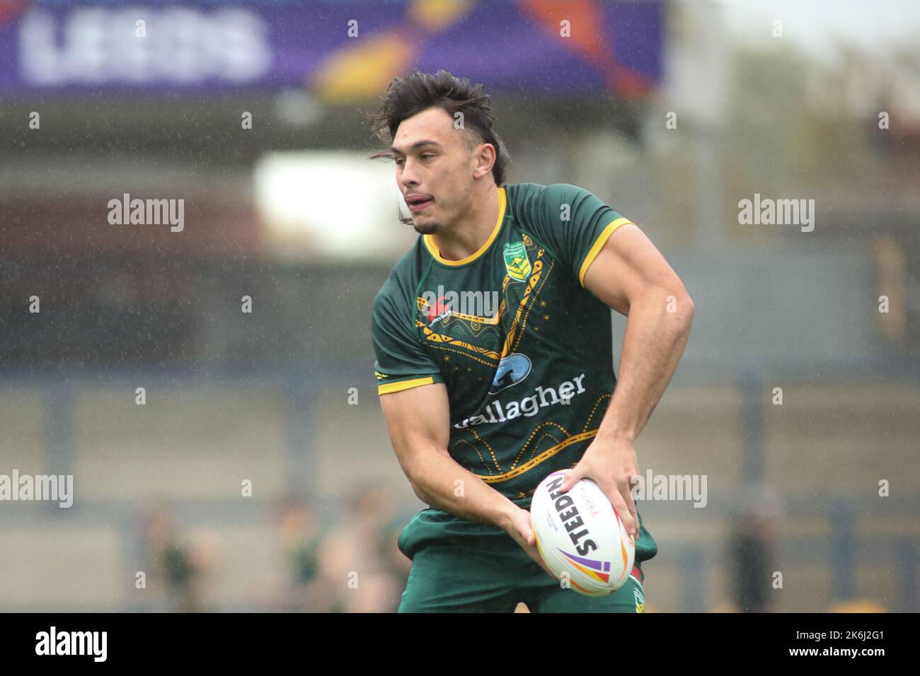 Leeds, Royaume-Uni. 14th octobre 2022. Headingley Stadium, Leeds, West Yorkshire, 14th octobre 2022. Les capitaines de l'équipe de rugby de l'Australie Run Tino Fa'asuamaleaui de l'Australie se réchauffent pendant la course des capitaines de l'équipe de rugby de l'Australie Credit: Touchlinepics/Alay Live News Banque D'Images