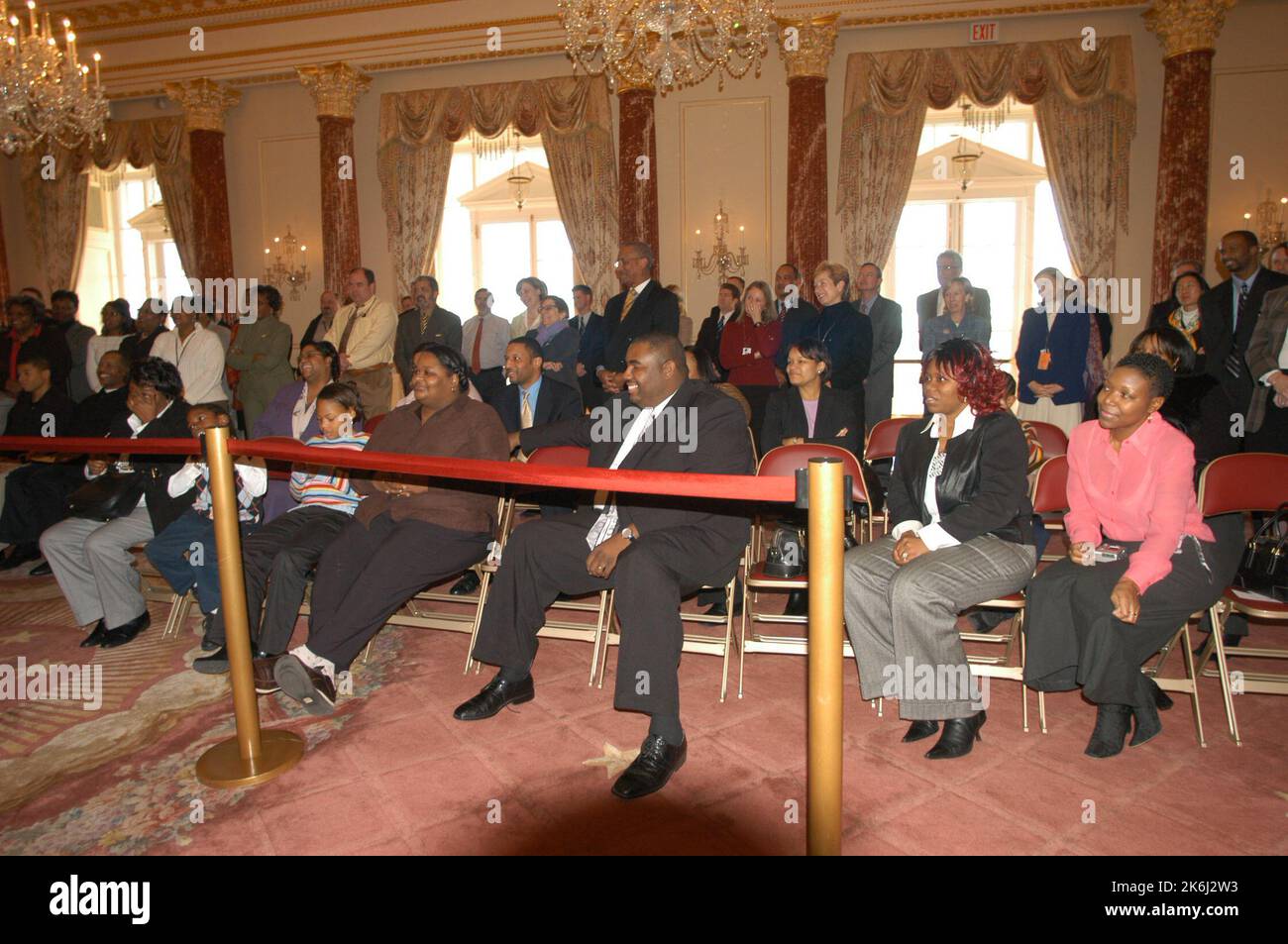 Cérémonie de retraite pour Helen Ellis et Lee Young, membres du personnel du sous-secrétaire, avec la participation de l'actuel sous-secrétaire Richard Armitage, de l'ancien sous-secrétaire Strobe Talbott, et de l'ancien sous-secrétaire et secrétaire intérimaire Lawrence Eagleburger, entre autres fonctionnaires Banque D'Images