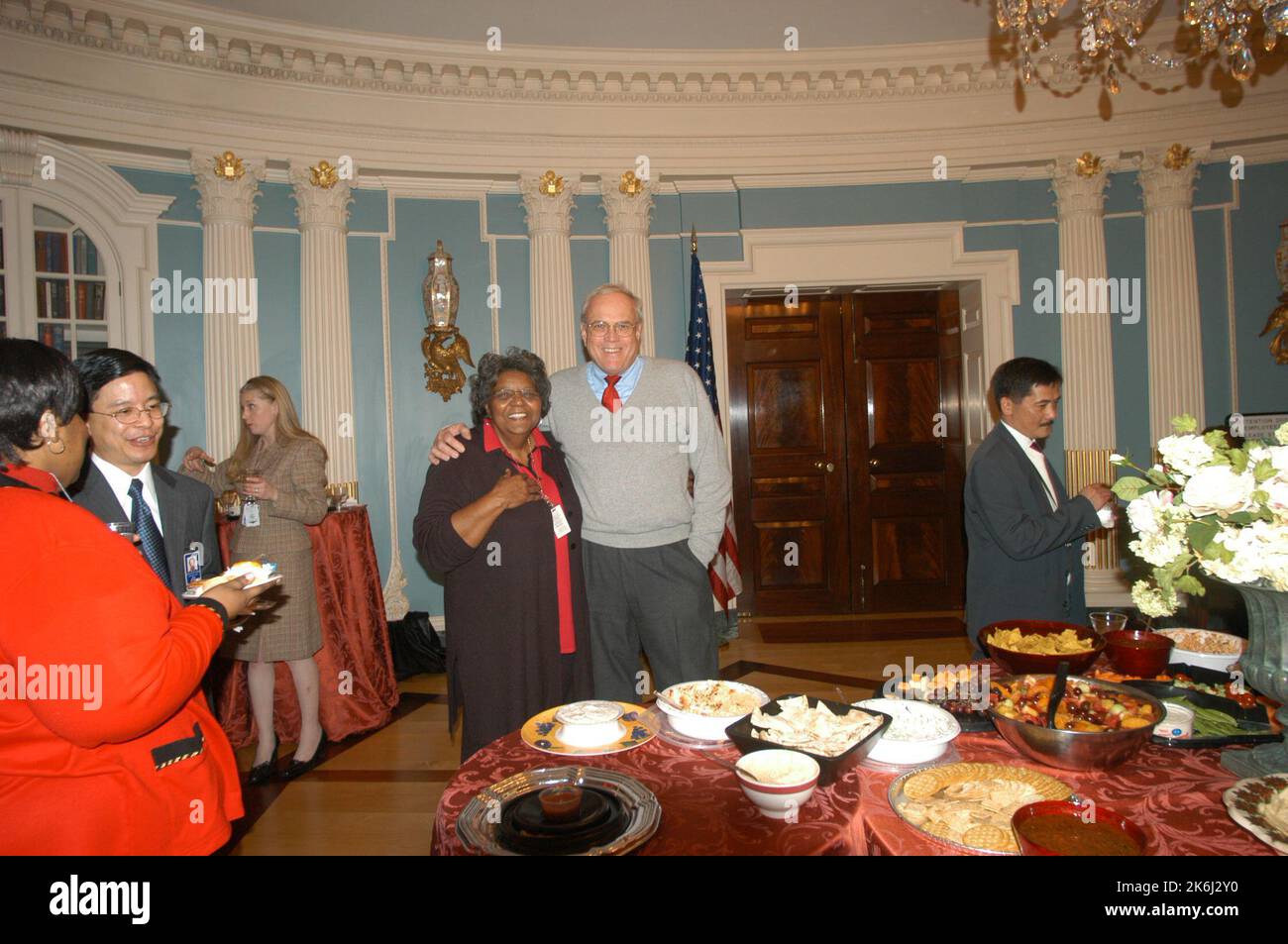 Cérémonie de retraite pour Helen Ellis et Lee Young, membres du personnel du sous-secrétaire, avec la participation de l'actuel sous-secrétaire Richard Armitage, de l'ancien sous-secrétaire Strobe Talbott, et de l'ancien sous-secrétaire et secrétaire intérimaire Lawrence Eagleburger, entre autres fonctionnaires Banque D'Images