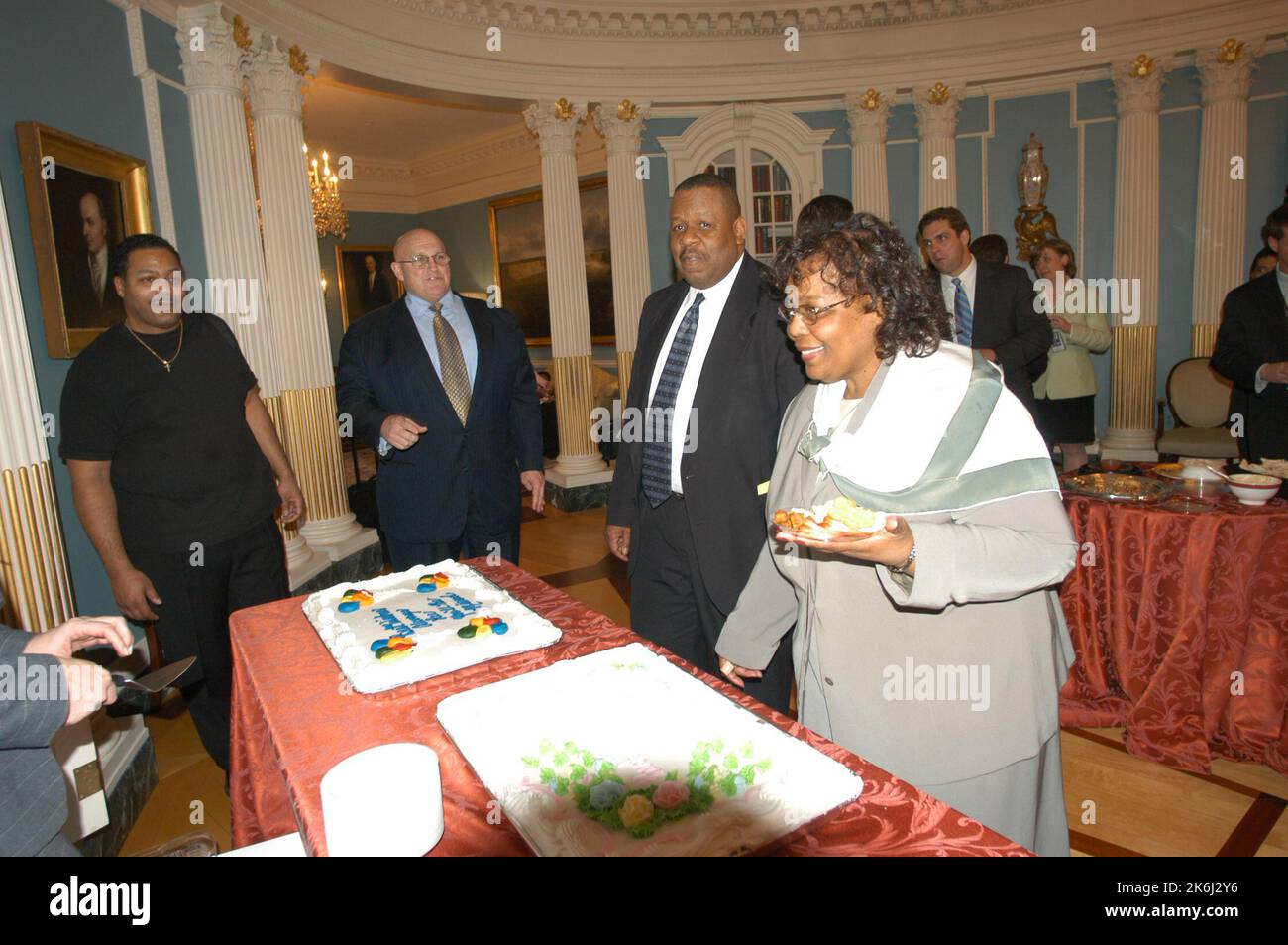 Cérémonie de retraite pour Helen Ellis et Lee Young, membres du personnel du sous-secrétaire, avec la participation de l'actuel sous-secrétaire Richard Armitage, de l'ancien sous-secrétaire Strobe Talbott, et de l'ancien sous-secrétaire et secrétaire intérimaire Lawrence Eagleburger, entre autres fonctionnaires Banque D'Images