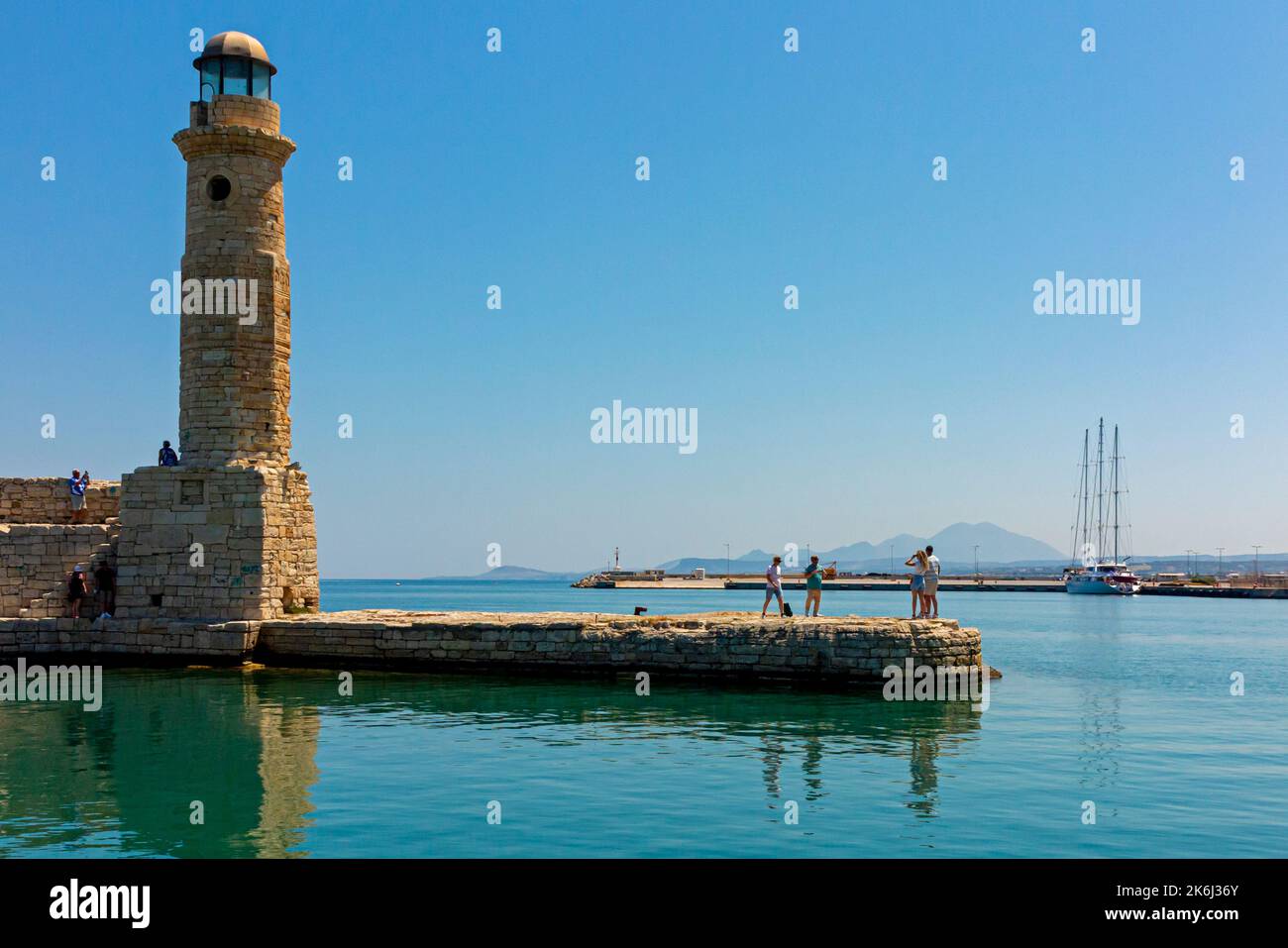 Le phare dans le vieux port à Rethymno ou Rethymnon une station balnéaire sur la côte nord de la Crète en Grèce. Banque D'Images