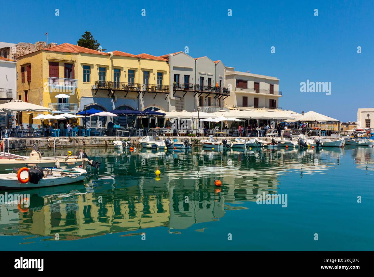 Des bateaux amarrés dans le vieux port de Rethymno ou Rethymnon, station balnéaire sur la côte nord de la Crète en Grèce. Banque D'Images