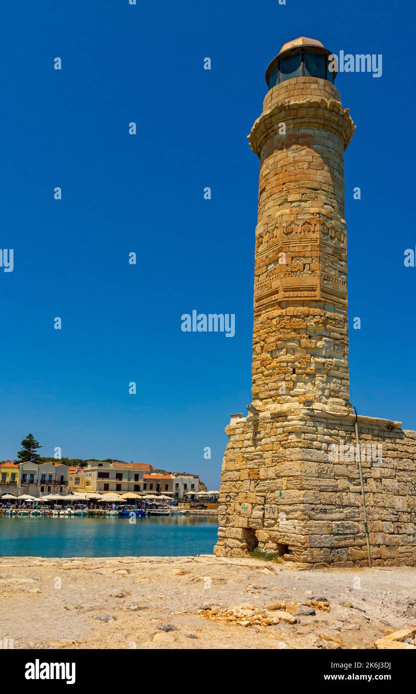 Le phare dans le vieux port à Rethymno ou Rethymnon une station balnéaire sur la côte nord de la Crète en Grèce. Banque D'Images