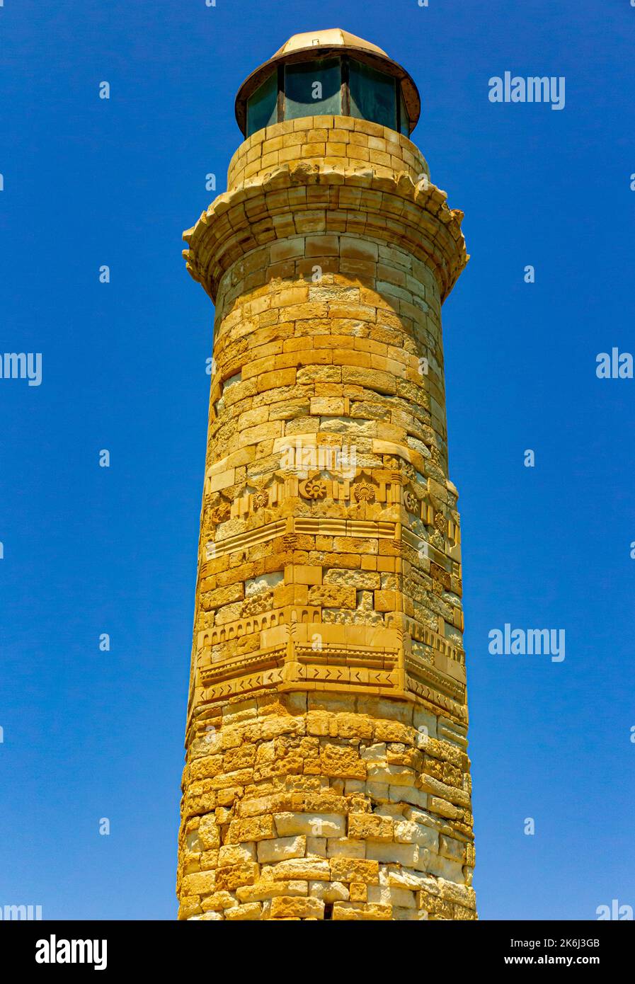 Le phare dans le vieux port à Rethymno ou Rethymnon une station balnéaire sur la côte nord de la Crète en Grèce. Banque D'Images