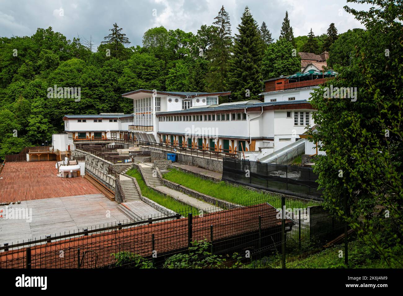 SOVATA, MURES, ROUMANIE – 29 MAI 2021 : terrasse sur les rives du lac de l'Ours (Lacul Ursu ) dans la station de Sovata, Transylvanie, Roumanie. Banque D'Images