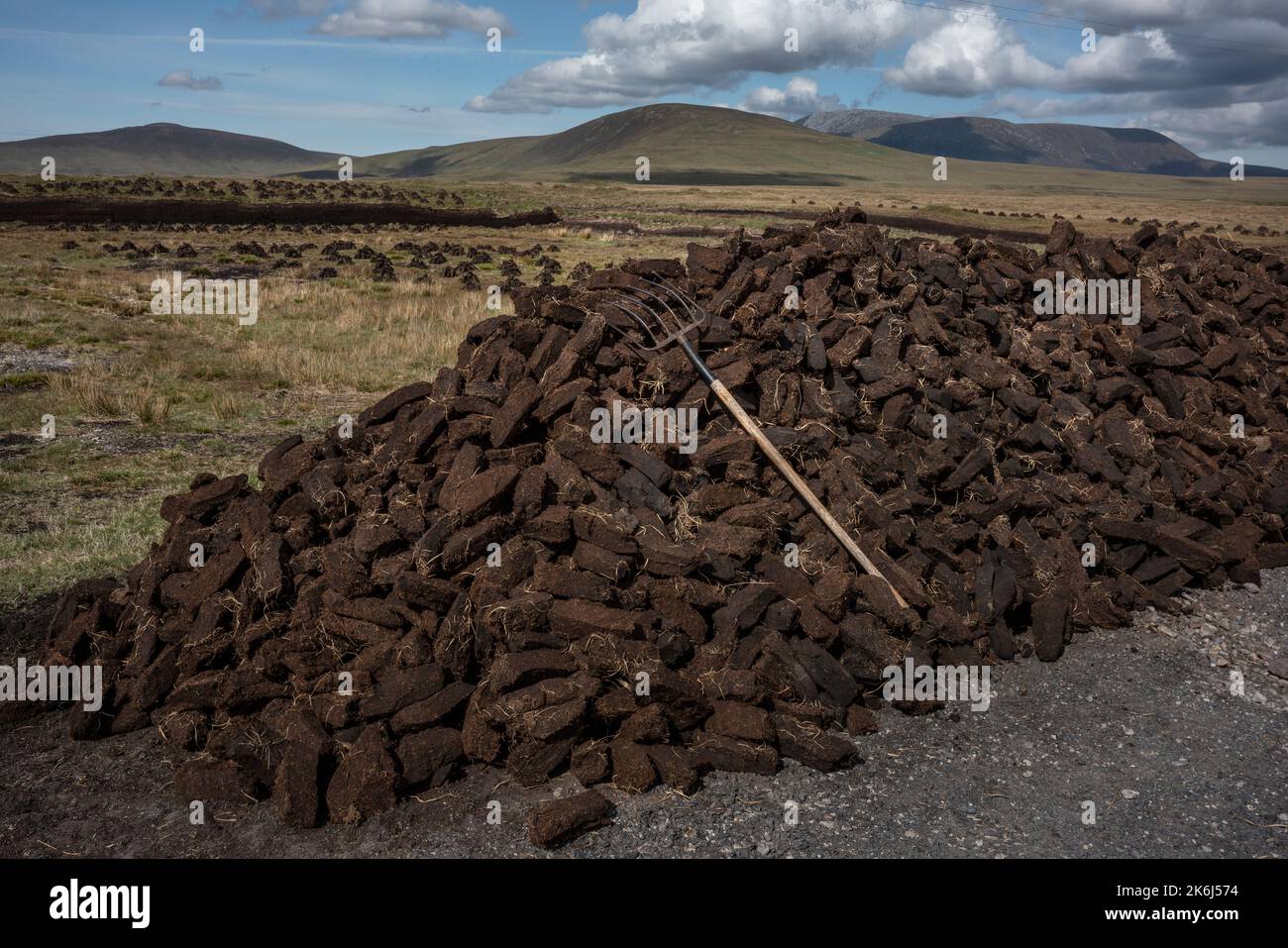 La tourbe coupée à la main sèche dans le vaste paysage du nord-ouest de l'Irlande. Banque D'Images