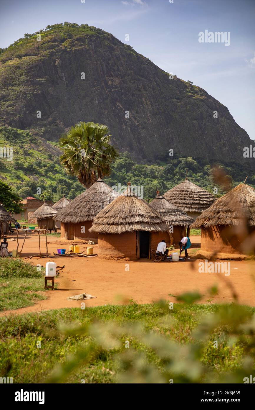 De belles maisons de boue de chaume d'herbe se trouvent dans une vallée au-dessous des collines et des montagnes du district d'Abim, Ouganda, Afrique de l'est. Banque D'Images