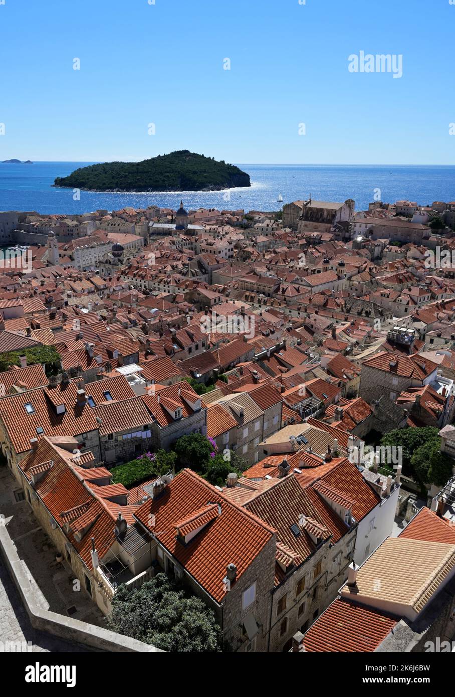 Vieille ville de Dubrovnik avec l'île de Lokrum Banque D'Images
