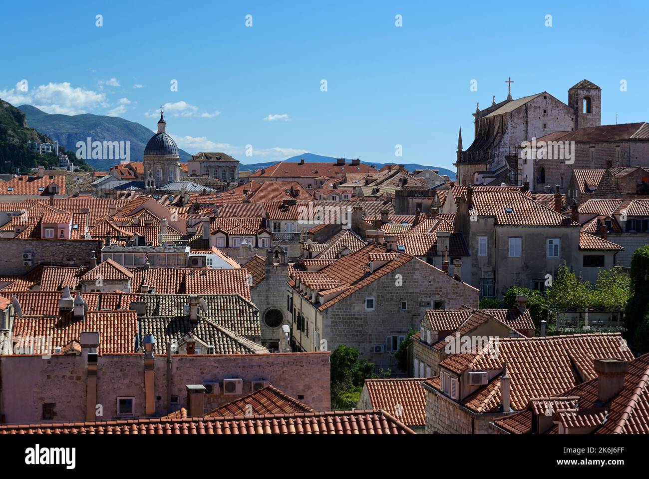 Vieille ville de Dubrovnik avec cathédrale à distance Banque D'Images