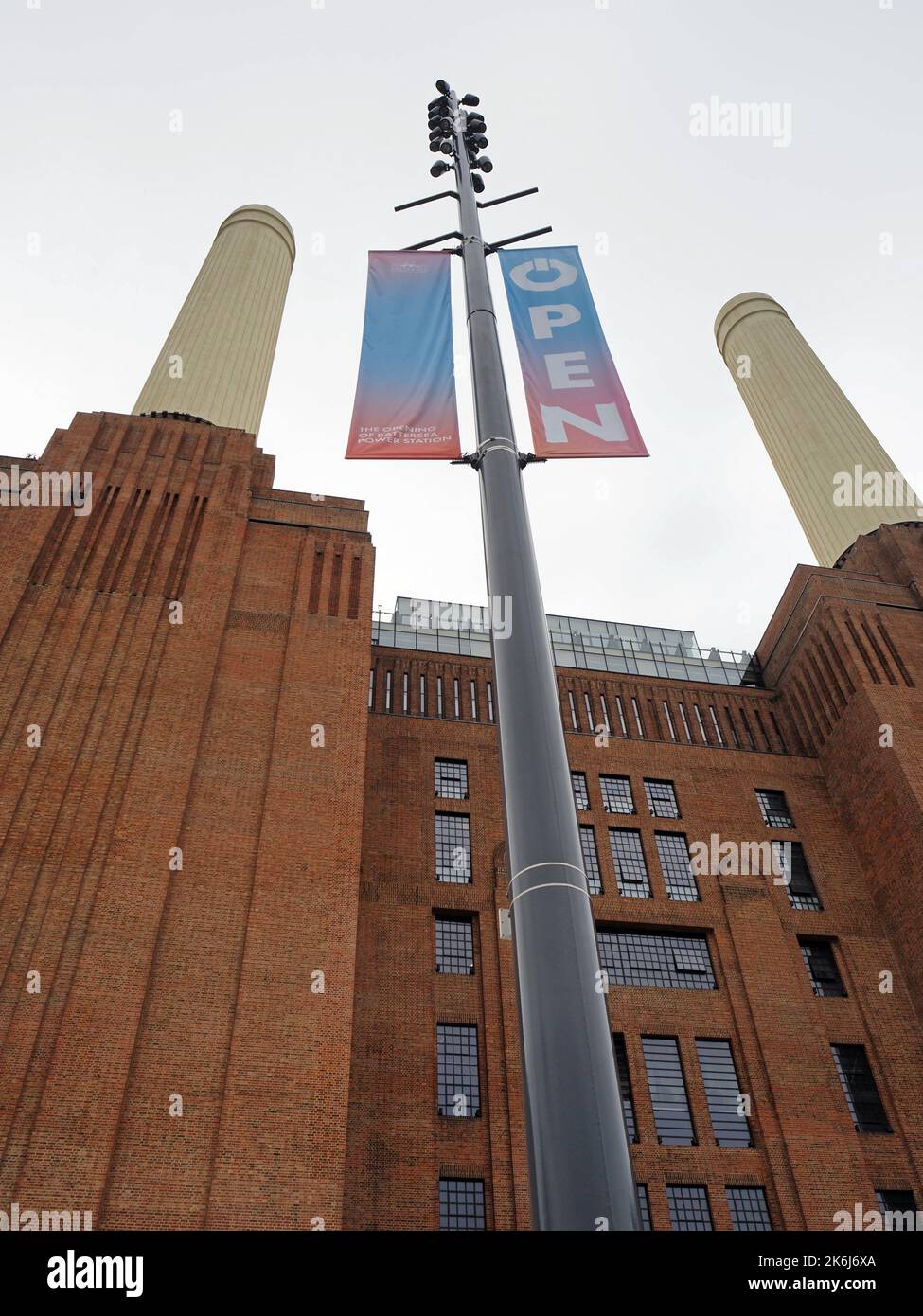 Battersea, Londres, Royaume-Uni. 14th octobre 2022. L'ancienne centrale électrique de la rive sud de la Tamise à Battersea a ouvert ses portes au public pour la première fois le vendredi 14th octobre 2022. Après avoir été fermé pendant 40 ans et un investissement de plusieurs milliards de livre le jour pour ouvrir les portes finalement arrivé. Répartis sur trois étages et deux halls à turbine, il y a des centaines de magasins et de restaurants. C'est vraiment une structure impressionnante et vaut vraiment le détour. Crédit : Julia Gavin/Alamy Live News Banque D'Images