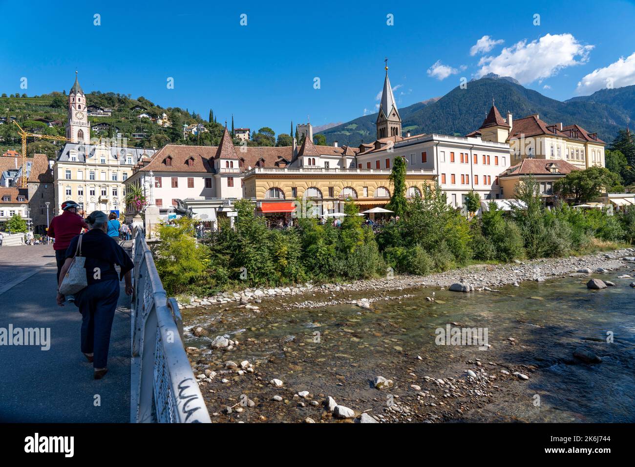 Vue sur la ville, vue sur Merano, rivière Passer, pont de poste, Tyrol du Sud, Italie Banque D'Images