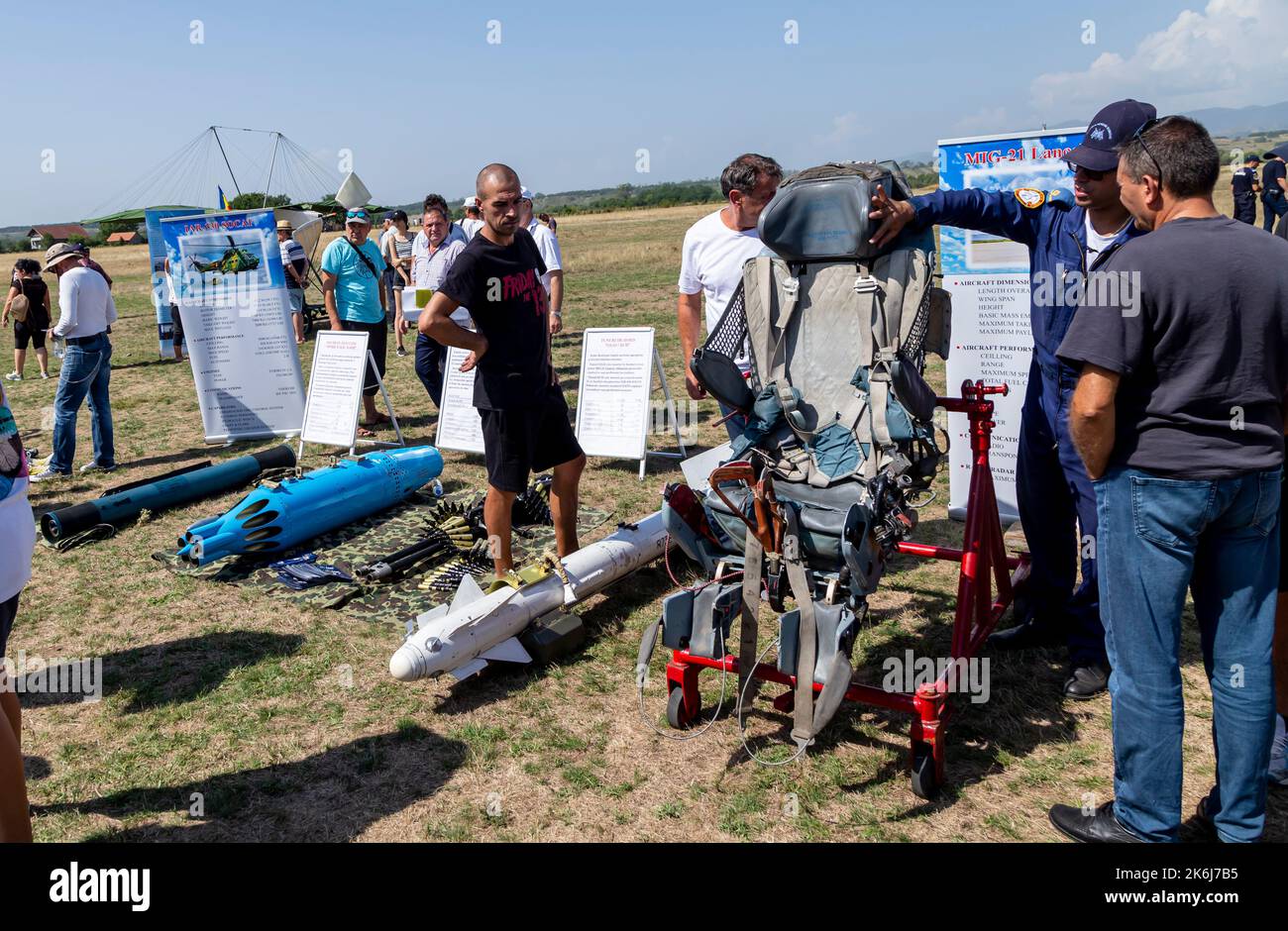 Stanesti, Gorj, Roumanie – 27 août 2022 : visiteurs du spectacle aérien de l'aérodrome de Stanesti, Gorj, Roumanie Banque D'Images