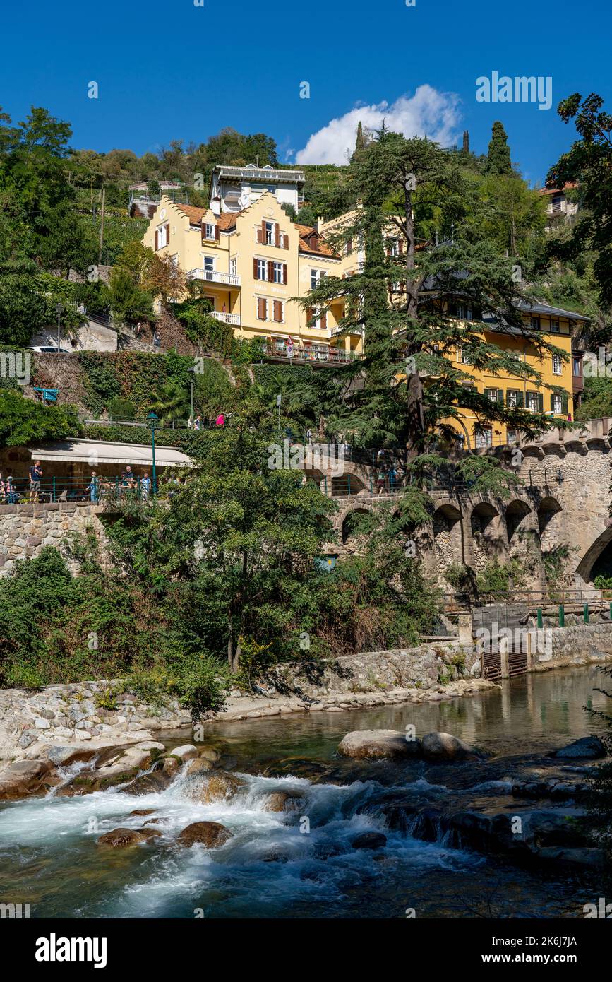 Vue sur la ville, vue sur Merano, rivière Passer, promenade de Passer, Tyrol du Sud, Italie Banque D'Images