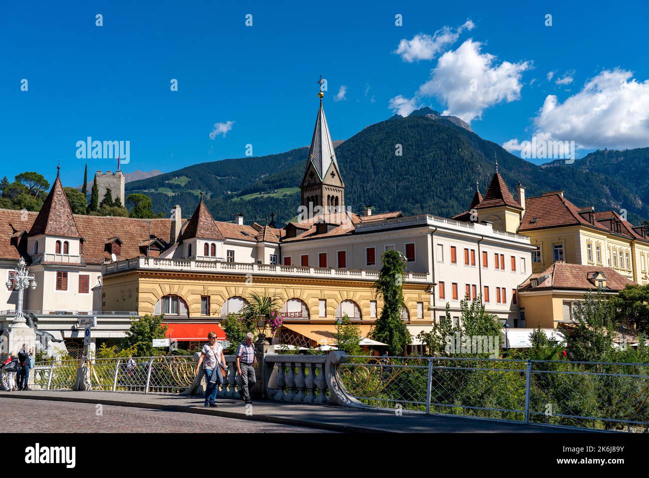 Vue sur la ville, vue sur Merano, rivière Passer, pont de poste, Tyrol du Sud, Italie Banque D'Images
