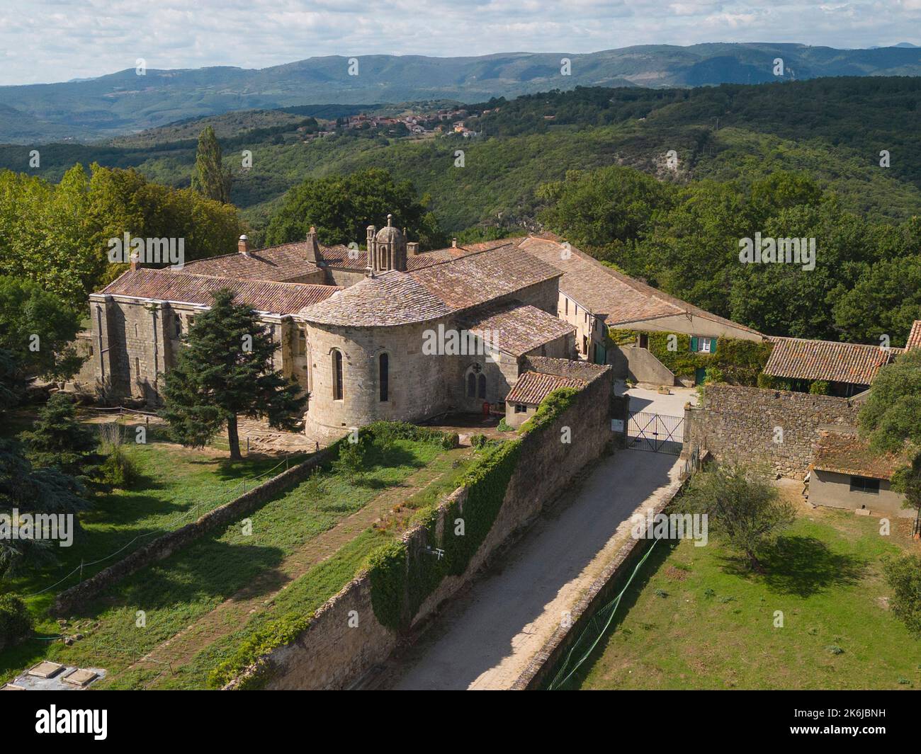Prieuré Saint Michel de Grandmont avec église et cloître romane surmontée d'un sommet, Saint Privat, Herault, France Banque D'Images
