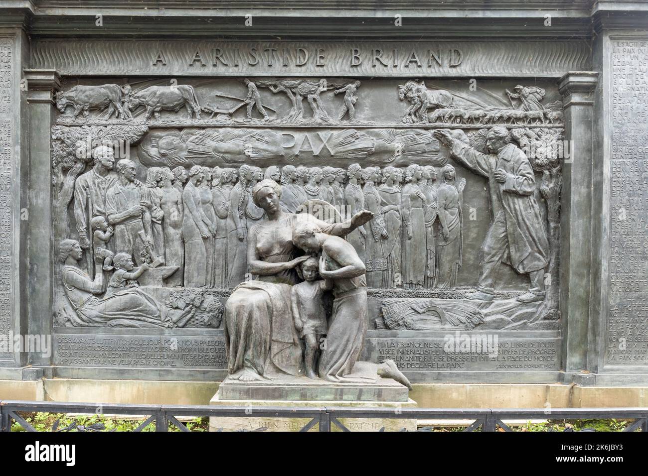 Monument historique en bronze au ministre français des Affaires étrangères Aristide Briand qui a partagé le prix Nobel de la paix pour 1926. Paris, France, Europe Banque D'Images