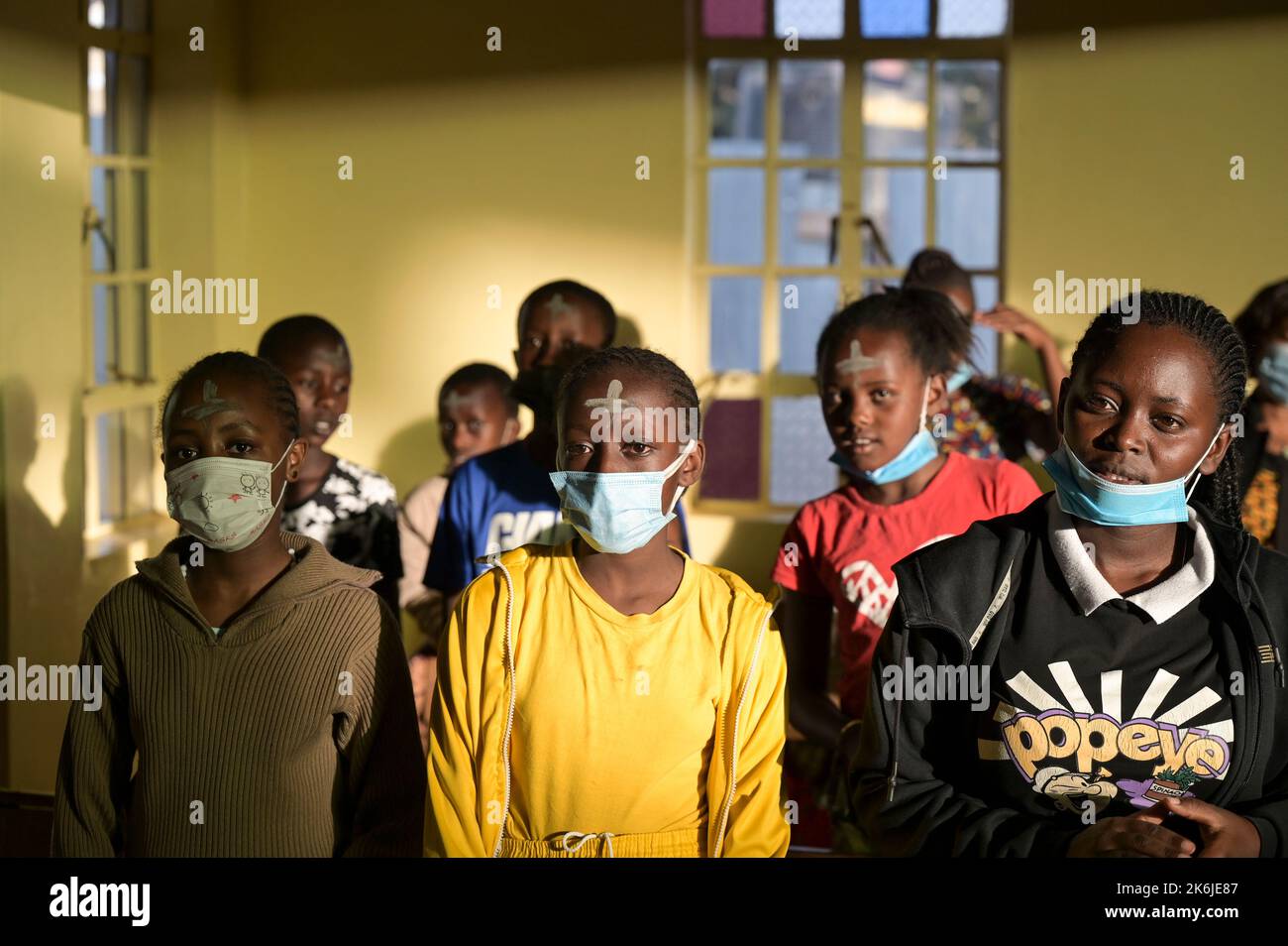 KENYA, Eldoret, Église catholique, mercredi des cendres, début de la saison prêtée, jour Saint de prière et de jeûne, enfants avec cendre sur le front / KENIA, Eldoret, Katholische Kirche, Gottesdienst zum Aschermittwoch, Beginn der Fastenzeit vor Ostern, Kinder mit Asche Kreuz auf der Stirn Banque D'Images