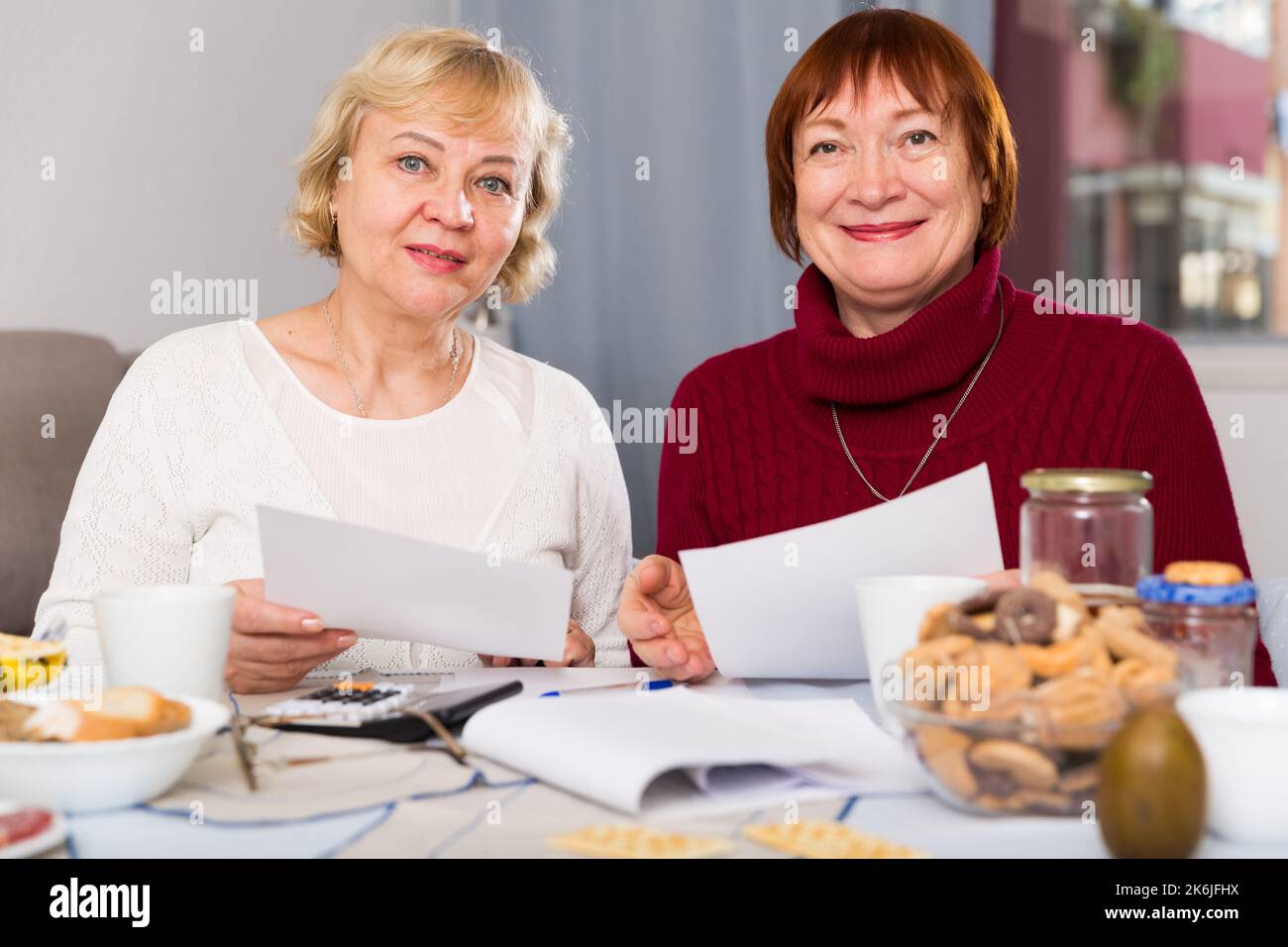 femmes matures avec paiements communautaires Banque D'Images