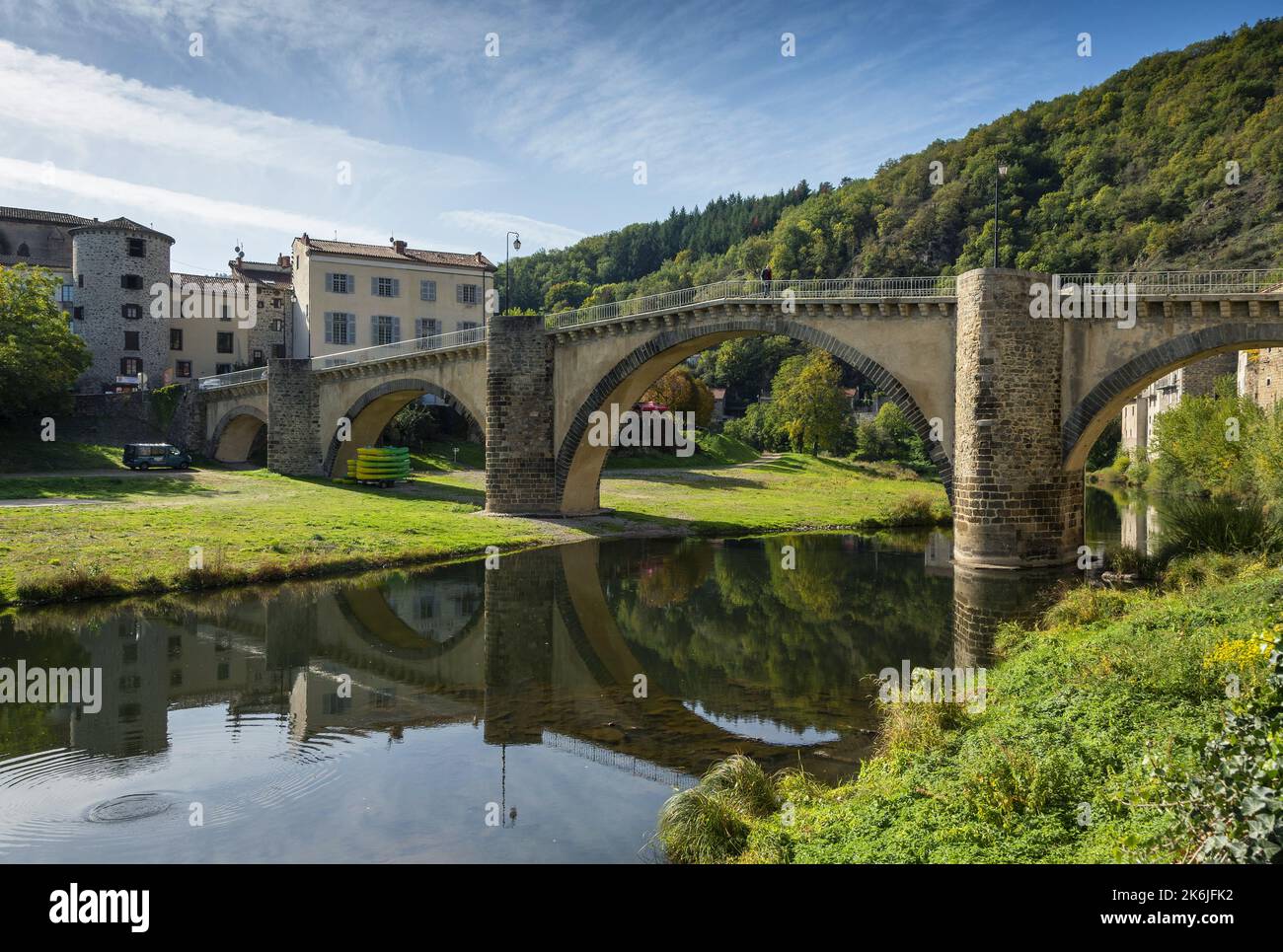 Lavoute Chilhac a étiqueté les plus Beaux villages de France, Pont de l'Arche sur la rivière Allier. Département de la haute-Loire, Auvergne, France Banque D'Images