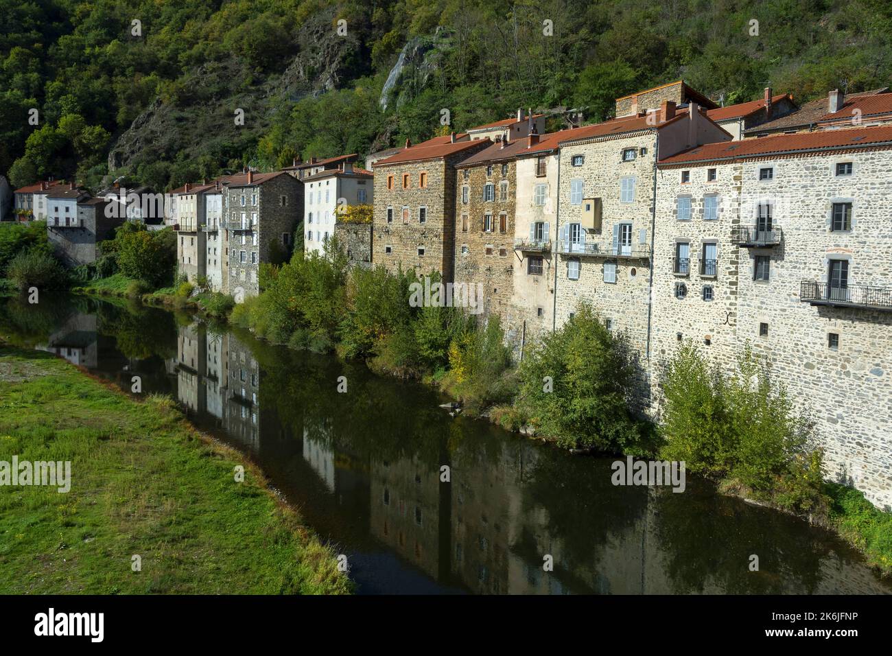 Lavoute Chilhac a étiqueté les plus Beaux villages de France sur la rivière Allier. Département de la haute-Loire, Auvergne, France Banque D'Images