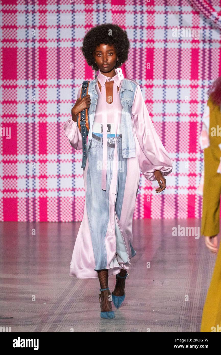 La mode en mouvement : Thebe Magugu a lieu aujourd'hui au V&A Museum pour célébrer la mode africaine. Photo prise le 7th Oct 2022. © Belinda Jiao jia Banque D'Images