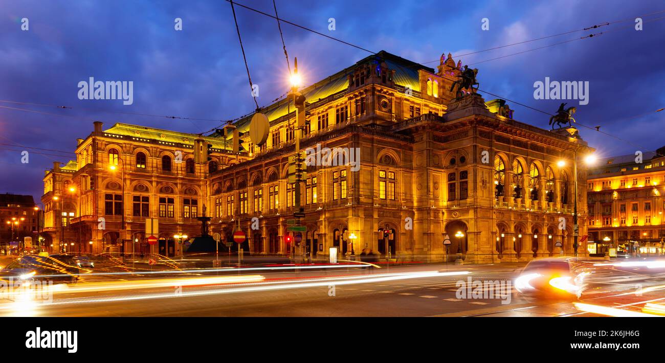Avenue centrale de Vienne et Opéra d'État illuminé au crépuscule d'hiver Banque D'Images