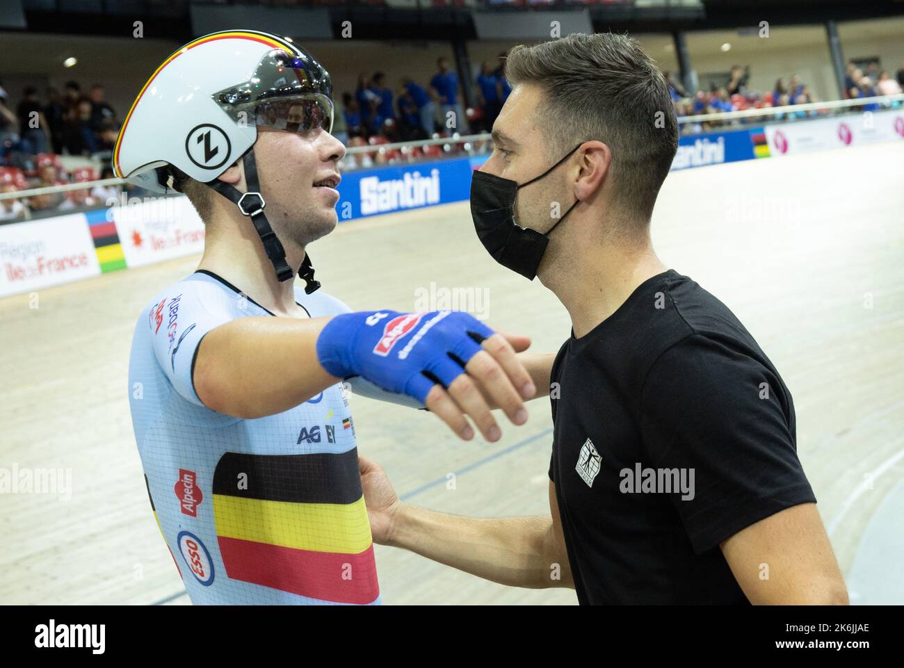 France. 14th octobre 2022. Le Belge Fabio Van Den Bossche fête avec l'entraîneur belge de cyclisme Kenny de Ketele après avoir remporté la médaille de bronze dans la course de points hommes du troisième jour des Championnats du monde de piste de l'UCI, au vélodrome de Saint-Quentin-en-Yvelines à Montigny-le-Bretonneux, France, vendredi 14 octobre 2022. Les Championnats du monde ont lieu du 12 au 16 octobre 2022. BELGA PHOTO BENOIT DOPPAGNE crédit: Belga News Agency/Alay Live News Banque D'Images