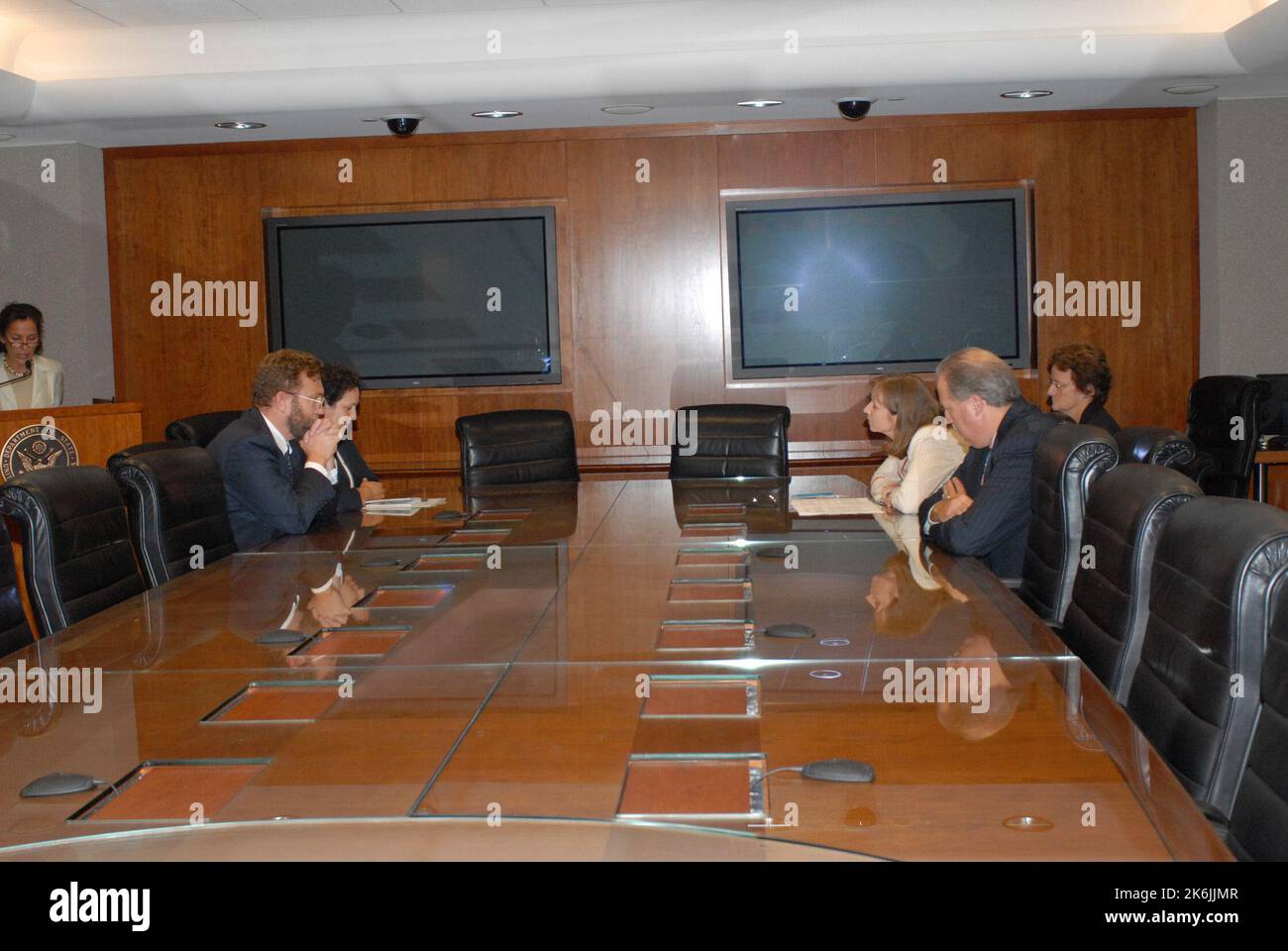 Paula Dobriansky, sous-secrétaire à la démocratie et aux Affaires mondiales, et Thomas Shannon, sous-secrétaire aux Affaires de l'hémisphère occidental, ont rencontré des représentants en visite de Dames en blanc, un groupe d'opposition politique cubain fondé par des femmes et d'autres femmes proches de dissidents emprisonnés Banque D'Images