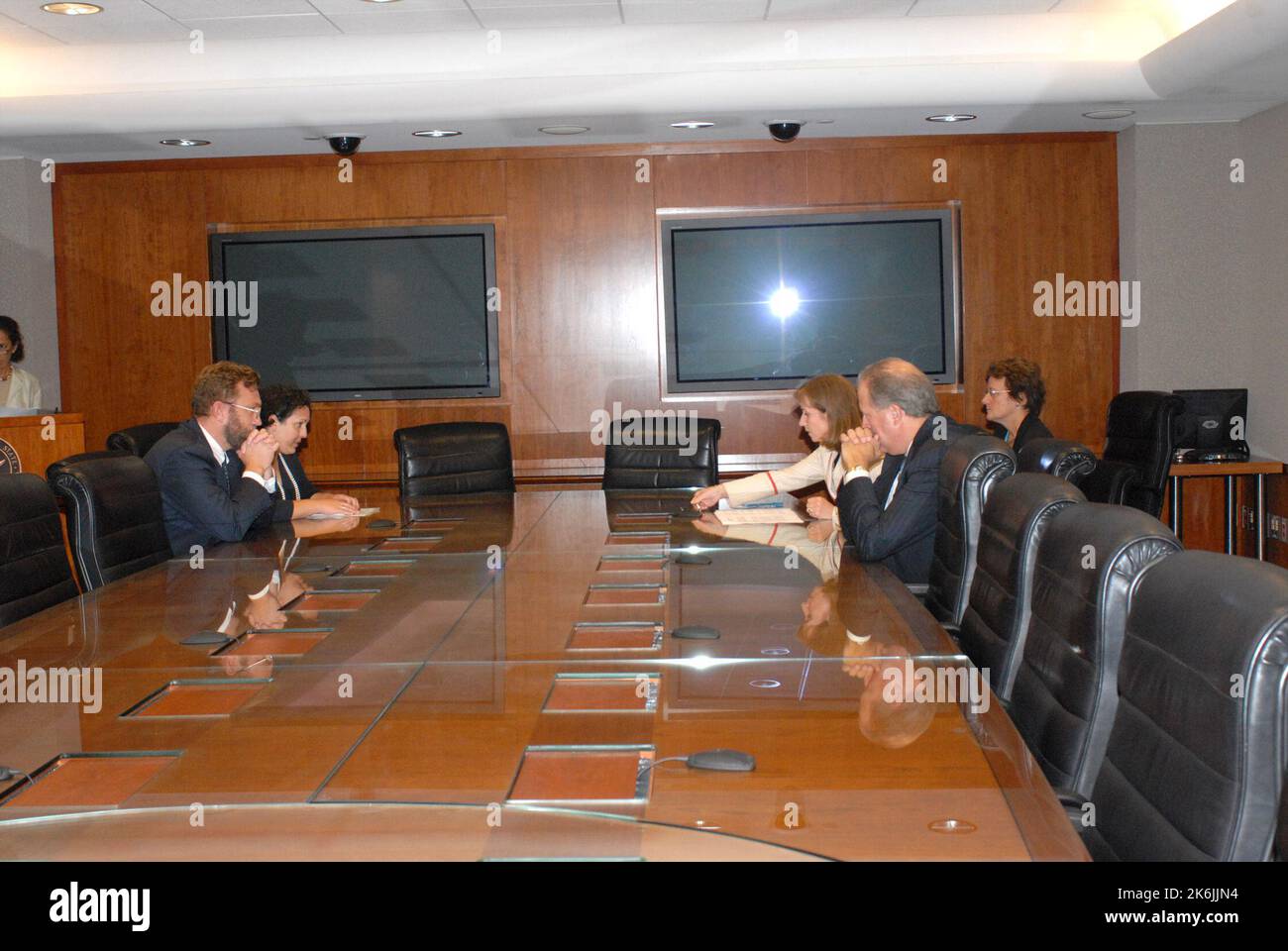 Paula Dobriansky, sous-secrétaire à la démocratie et aux Affaires mondiales, et Thomas Shannon, sous-secrétaire aux Affaires de l'hémisphère occidental, ont rencontré des représentants en visite de Dames en blanc, un groupe d'opposition politique cubain fondé par des femmes et d'autres femmes proches de dissidents emprisonnés Banque D'Images