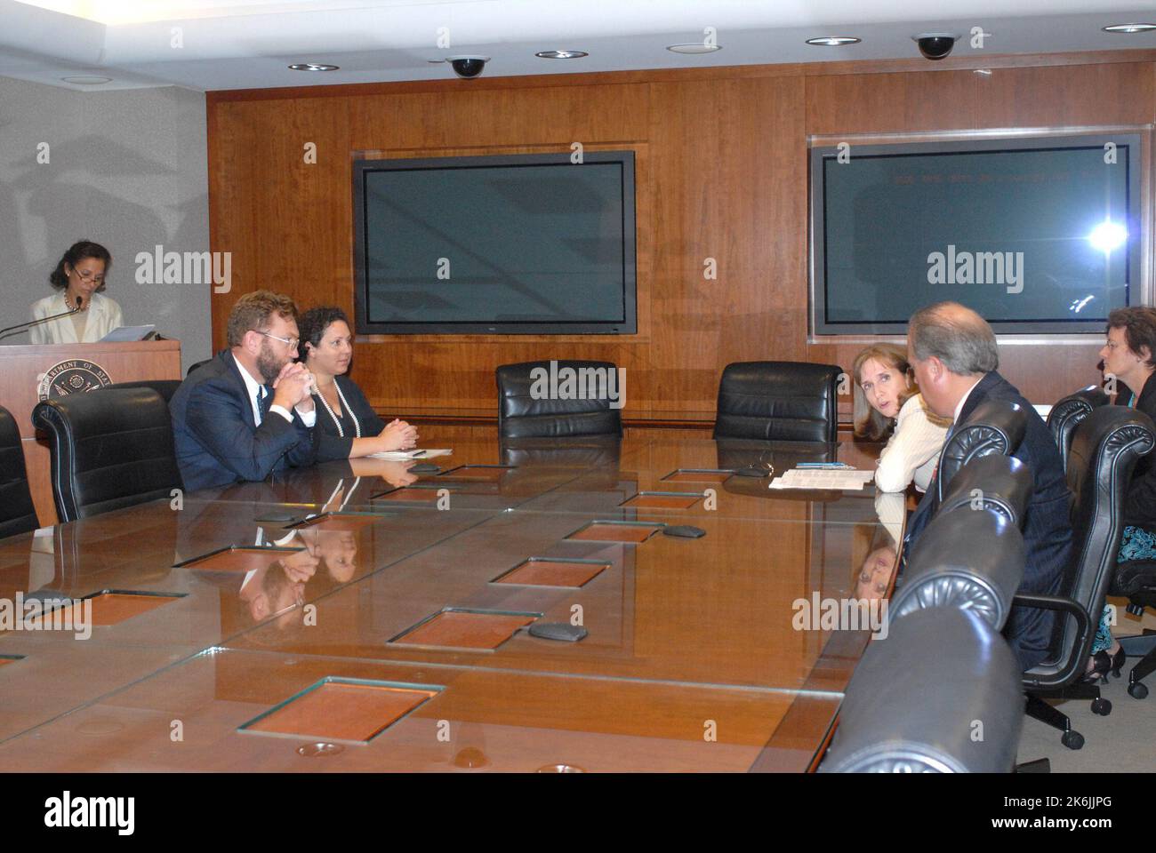 Paula Dobriansky, sous-secrétaire à la démocratie et aux Affaires mondiales, et Thomas Shannon, sous-secrétaire aux Affaires de l'hémisphère occidental, ont rencontré des représentants en visite de Dames en blanc, un groupe d'opposition politique cubain fondé par des femmes et d'autres femmes proches de dissidents emprisonnés Banque D'Images