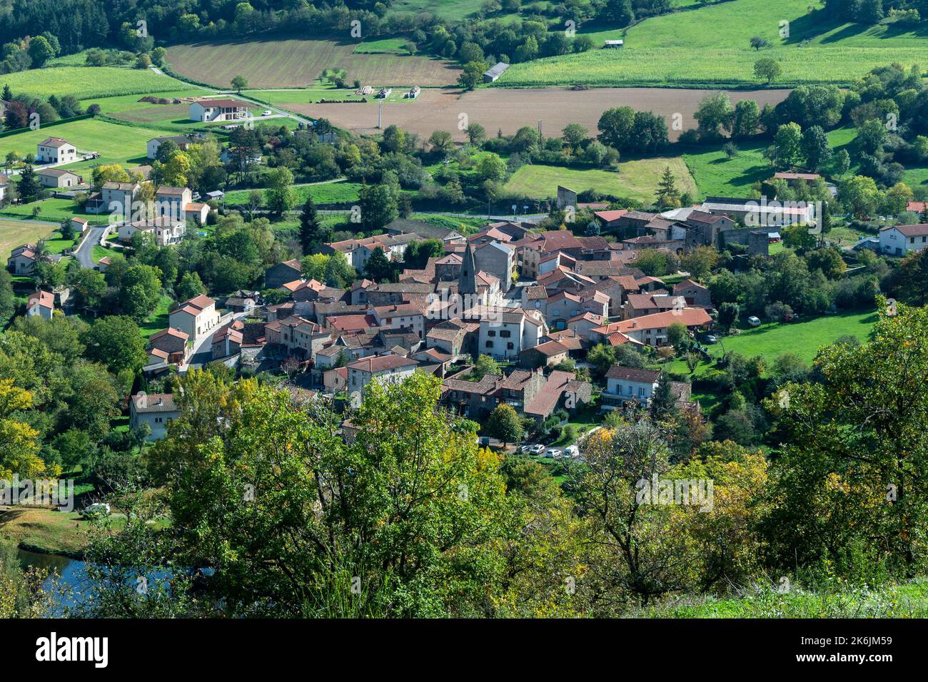 Vue sur le village de Saint Cirgues. Haut-Allier. Haute-Loire. Auvergne Rhône Alpes. France Banque D'Images