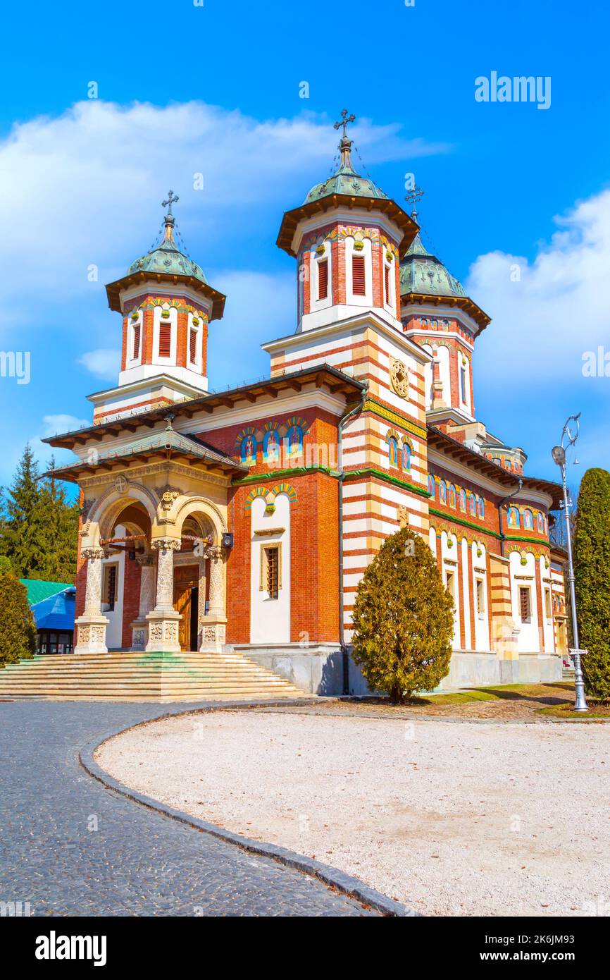 Monastère de Sinaia sur la vallée de Prahova, montagnes des Carpates, Roumanie. Banque D'Images