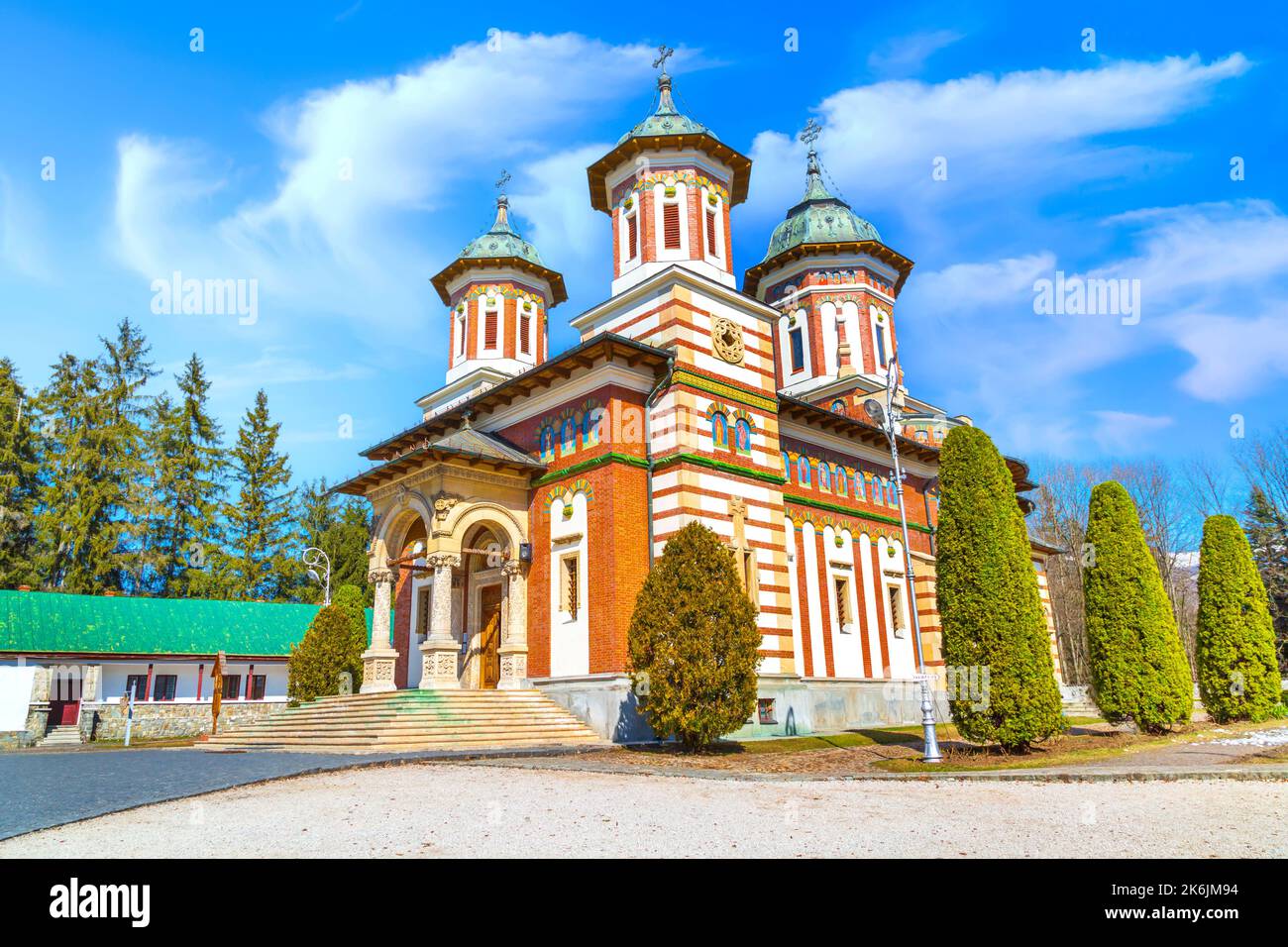 Monastère de Sinaia sur la vallée de Prahova, montagnes des Carpates, Roumanie. Banque D'Images