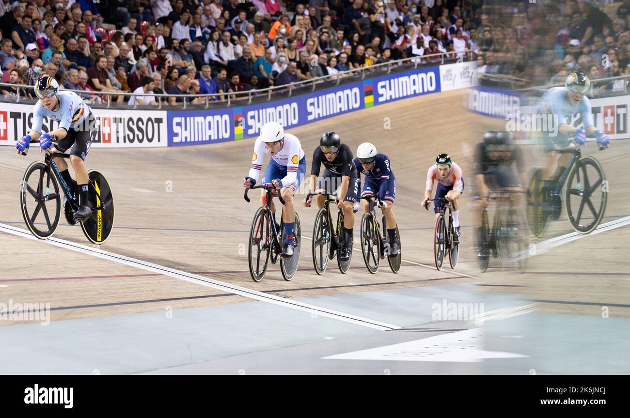 France. 14th octobre 2022. Fabio Van Den Bossche (L) en action lors de la course de points hommes du troisième jour des Championnats du monde de piste de l'UCI, au vélodrome de Saint-Quentin-en-Yvelines à Montigny-le-Bretonneux, France, vendredi 14 octobre 2022. Les Championnats du monde ont lieu du 12 au 16 octobre 2022. BELGA PHOTO BENOIT DOPPAGNE crédit: Belga News Agency/Alay Live News Banque D'Images