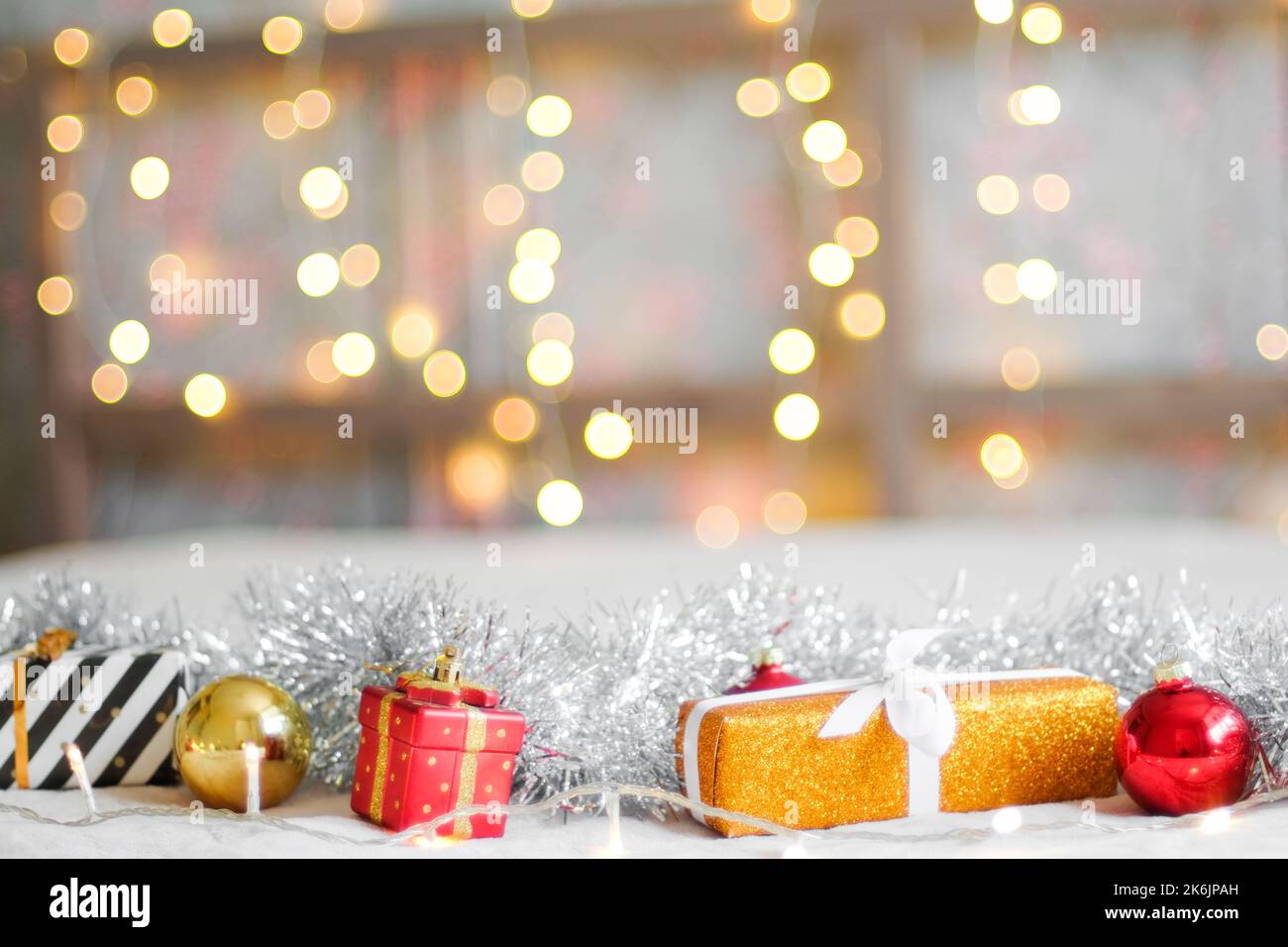 Cadeaux et décorations de Noël sur fond de guirlande lumineuse. Concept nouvel an et Noël. En attendant les vacances Banque D'Images