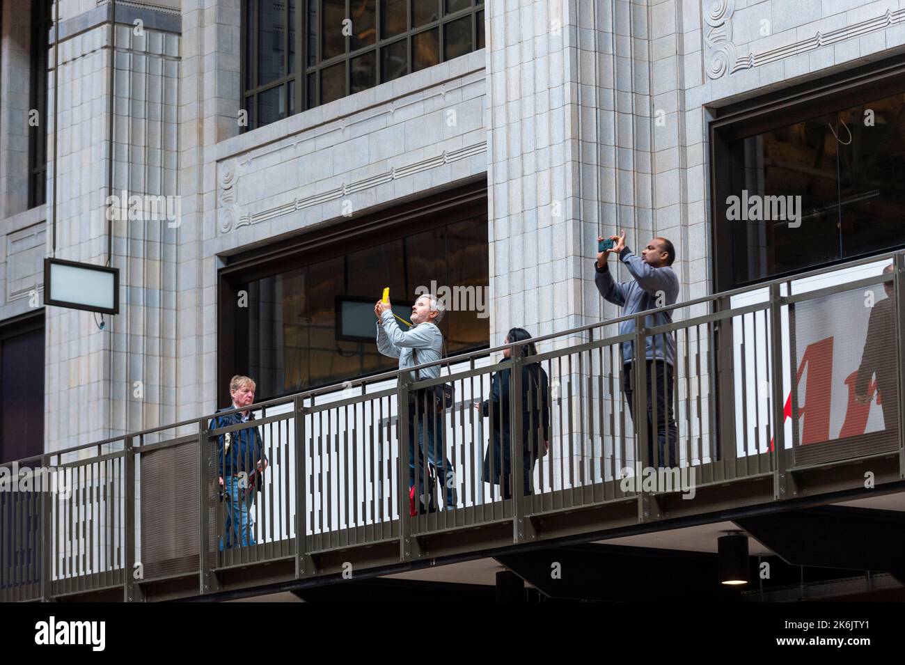 Londres, Royaume-Uni. 14 octobre 2022. Le public dans le Hall a de turbine à la réouverture de la centrale électrique de Battersea. 40 ans après sa fermeture, le monument emblématique classé Grade II s'ouvre à nouveau après avoir été redéveloppé dans des espaces de logement, de bureau et de vente au détail. Credit: Stephen Chung / Alamy Live News Banque D'Images