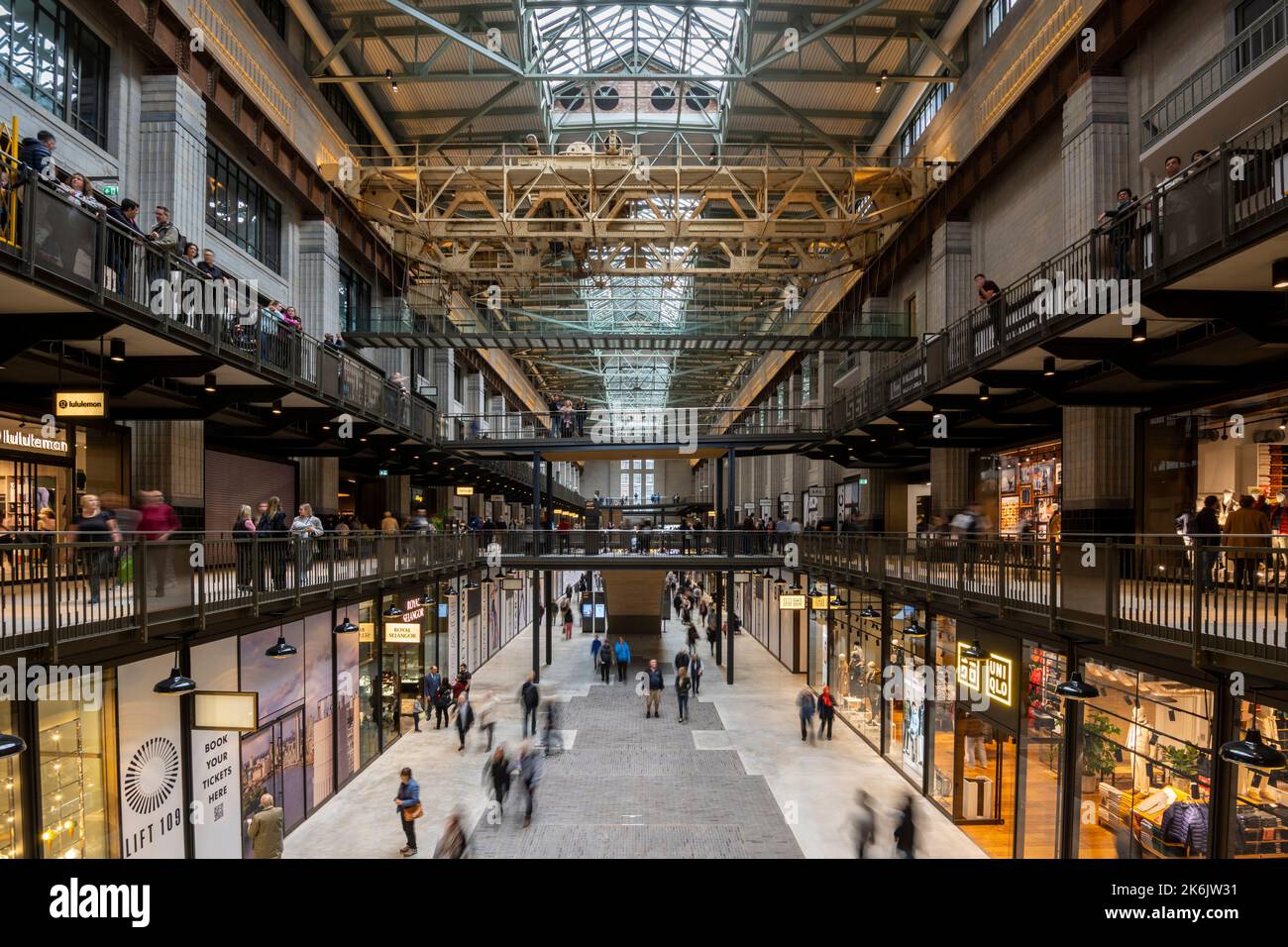 Londres, Royaume-Uni. 14 octobre 2022. Le public dans le Hall a de turbine à la réouverture de la centrale électrique de Battersea. 40 ans après sa fermeture, le monument emblématique classé Grade II s'ouvre à nouveau après avoir été redéveloppé dans des espaces de logement, de bureau et de vente au détail. Credit: Stephen Chung / Alamy Live News Banque D'Images