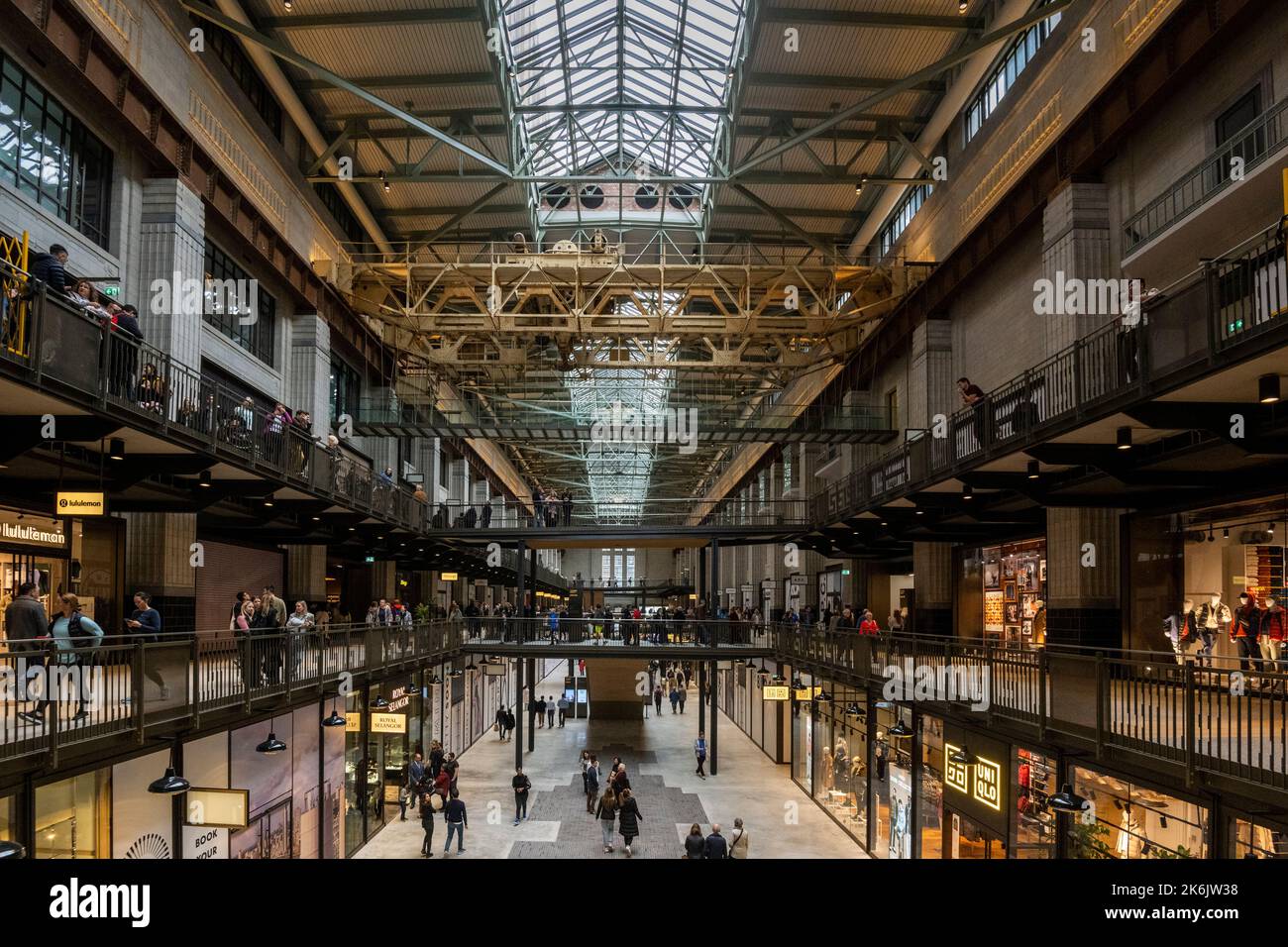 Londres, Royaume-Uni. 14 octobre 2022. Le public dans le Hall a de turbine à la réouverture de la centrale électrique de Battersea. 40 ans après sa fermeture, le monument emblématique classé Grade II s'ouvre à nouveau après avoir été redéveloppé dans des espaces de logement, de bureau et de vente au détail. Credit: Stephen Chung / Alamy Live News Banque D'Images