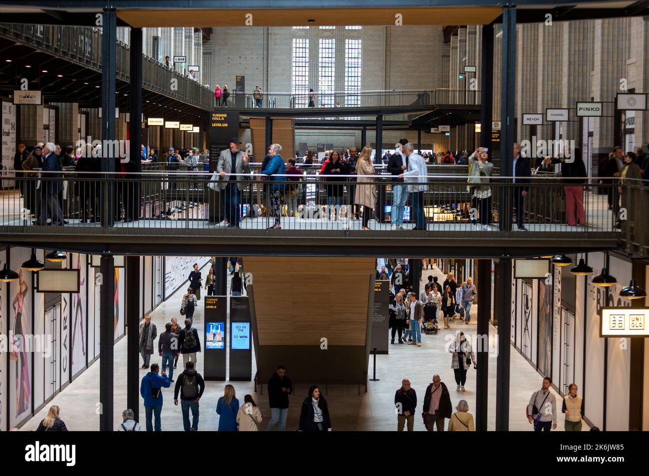 Londres, Royaume-Uni. 14 octobre 2022. Le public dans le Hall a de turbine à la réouverture de la centrale électrique de Battersea. 40 ans après sa fermeture, le monument emblématique classé Grade II s'ouvre à nouveau après avoir été redéveloppé dans des espaces de logement, de bureau et de vente au détail. Credit: Stephen Chung / Alamy Live News Banque D'Images