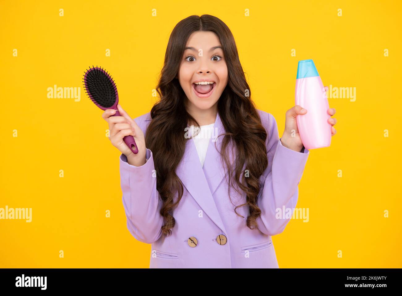 Enfant avec après shampooing. Soins cosmétiques quotidiens. L'adolescent tient un flacon de soins pour les cheveux et la peau. Beauté santé et cosmétiques. Adolescente excitée. Banque D'Images
