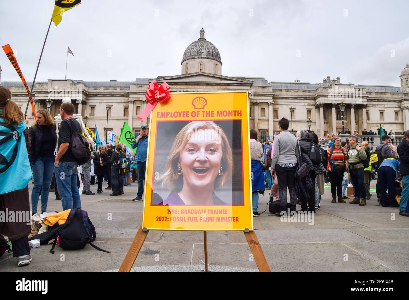 Londres, Royaume-Uni. 14th octobre 2022. Une enseigne dans Trafalgar Square mocks Liz Truss comme 'employé du mois' de Shell. Extinction les manifestants de la rébellion se sont rassemblés à Westminster pour réclamer des mesures contre la crise climatique et la montée en flèche des factures d'énergie. Credit: Vuk Valcic/Alamy Live News Banque D'Images