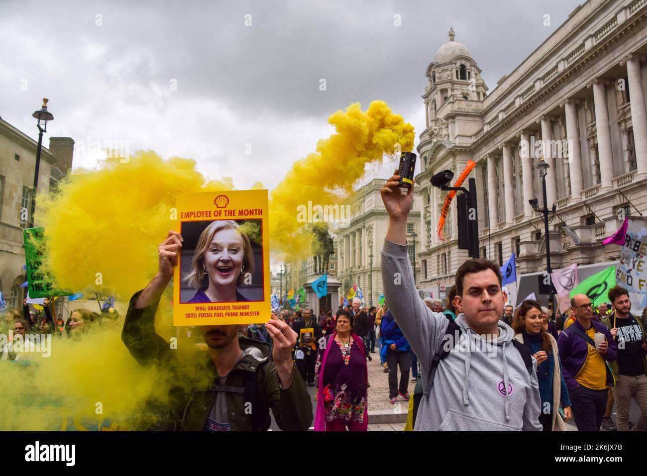 Londres, Angleterre, Royaume-Uni. 14th octobre 2022. Un manifestant à Whitehall tient un écriteau moquant le Premier ministre britannique Liz Truss comme ''employé du mois'' de Shell. Extinction les manifestants de la rébellion se sont rassemblés à Westminster pour réclamer des mesures contre la crise climatique et la montée en flèche des factures d'énergie. (Image de crédit : © Vuk Valcic/ZUMA Press Wire) Banque D'Images