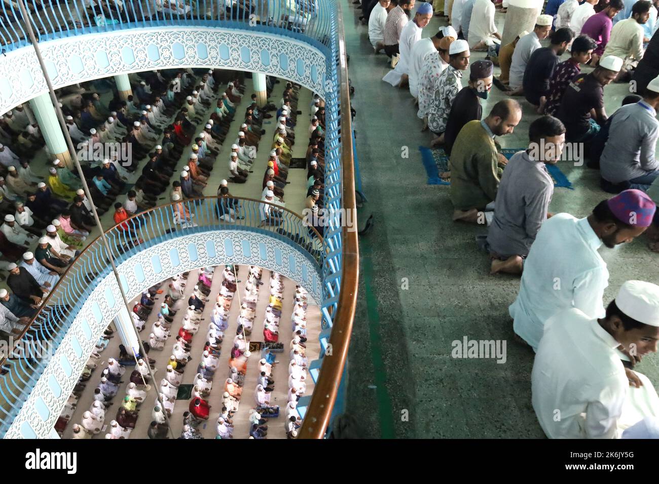 Dhaka, Bangladesh. 14th octobre 2022. Les musulmans effectuent les prières du vendredi Jummah à la mosquée Baitul Mukarram, la mosquée nationale du Bangladesh. Crédit : ZUMA Press, Inc./Alay Live News Banque D'Images