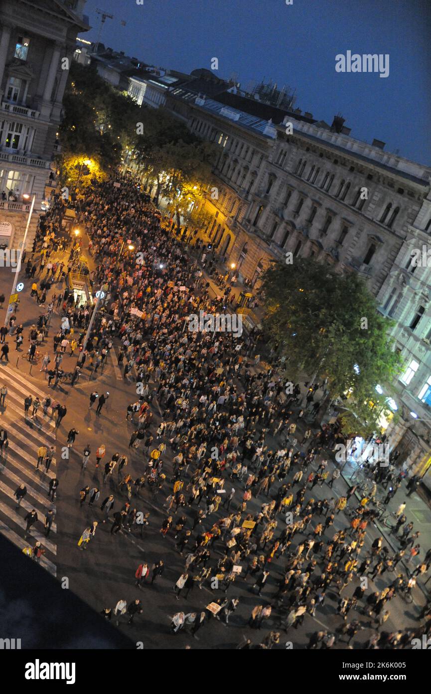 Budapest, Hongrie. 14th octobre 2022. Les étudiants, les parents et les enseignants défilent au ministère de l'intérieur pour une manifestation réclamant une augmentation de salaire et des améliorations dans le système éducatif, Budapest, Hongrie, 05th octobre 2022, crédit: Bálint Szentgallay/Alay Live News Banque D'Images