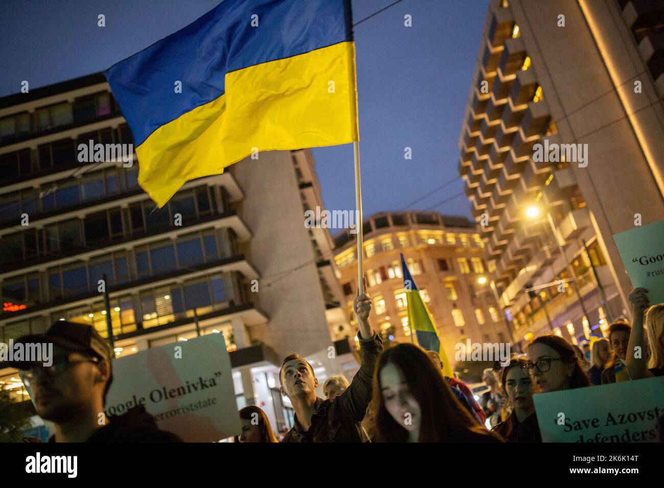 Athen, Grèce. 14th octobre 2022. Les Ukrainiens qui vivent en Grèce participent à une manifestation dans le cadre de la campagne mondiale « #DefendingUkraine » dédiée à la Journée des défenseurs de l'Ukraine, qui est célébrée chaque année sur 14 octobre. Credit: Socrates Baltagiannis/dpa/Alay Live News Banque D'Images