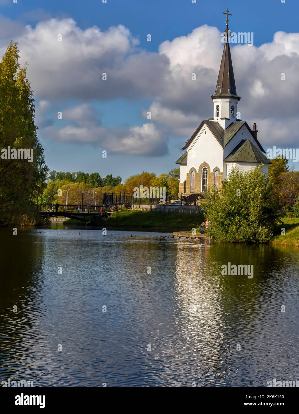 Église Saint-Laurent George le victorieux sur le milieu Rogatka Banque D'Images