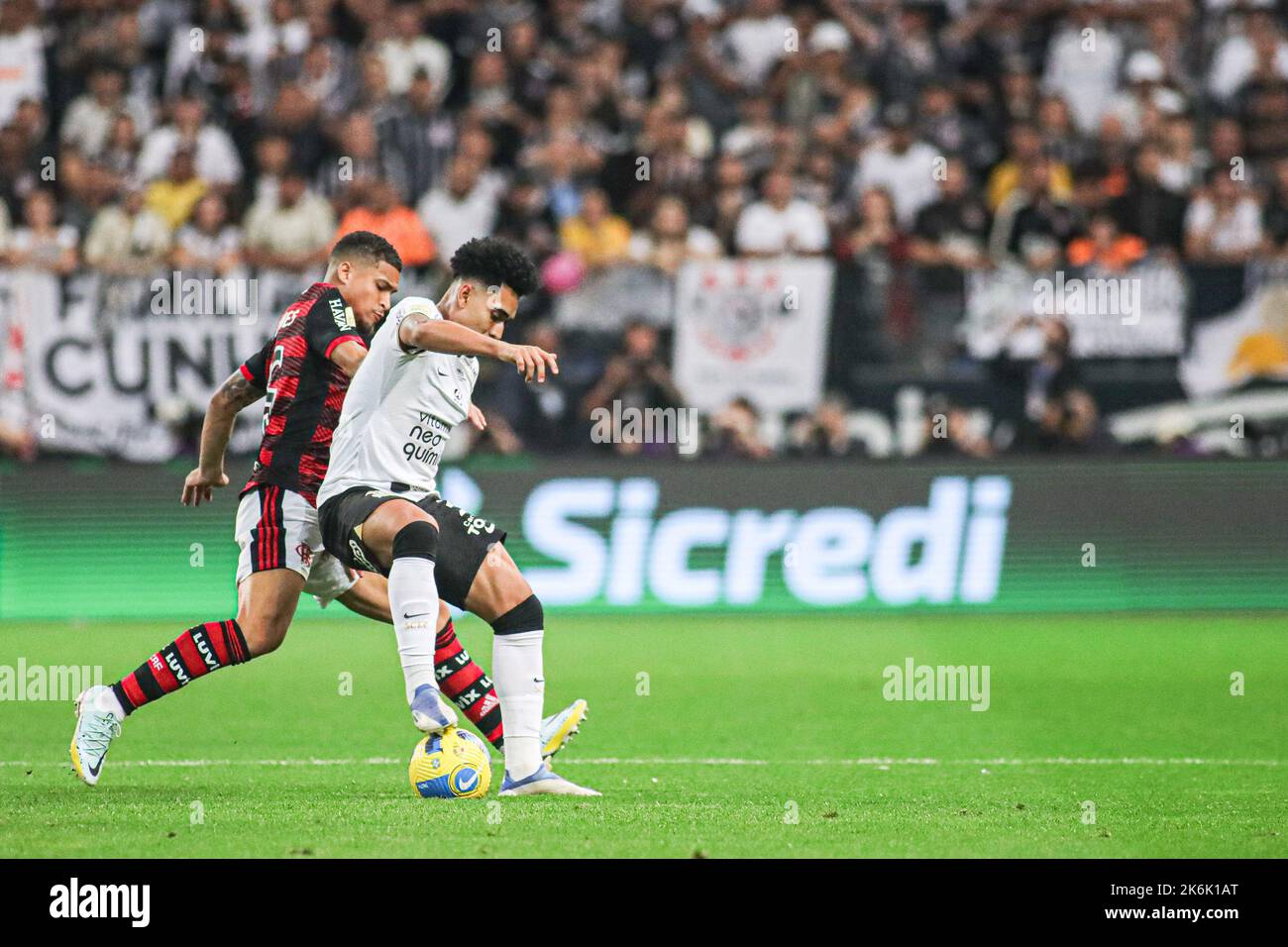 Sao Paulo, Brésil. 14th octobre 2022. 12th octobre 2022; Arena Corinthians Stadium, Sao Paulo, Brésil; final Copa do Brasil 2022, Corinthiens versus Flamengo; du Queiroz de Corinthiens et Joao Gomes de Flamengo crédit: Action plus Sports Images/Alamy Live News Banque D'Images