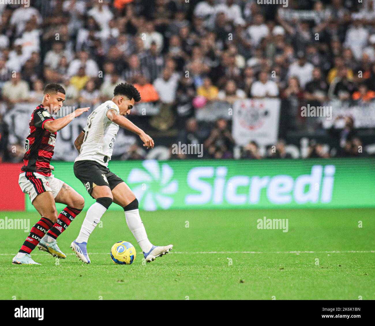 Sao Paulo, Brésil. 14th octobre 2022. 12th octobre 2022; Arena Corinthians Stadium, Sao Paulo, Brésil; final Copa do Brasil 2022, Corinthiens versus Flamengo; du Queiroz de Corinthiens et Joao Gomes de Flamengo crédit: Action plus Sports Images/Alamy Live News Banque D'Images