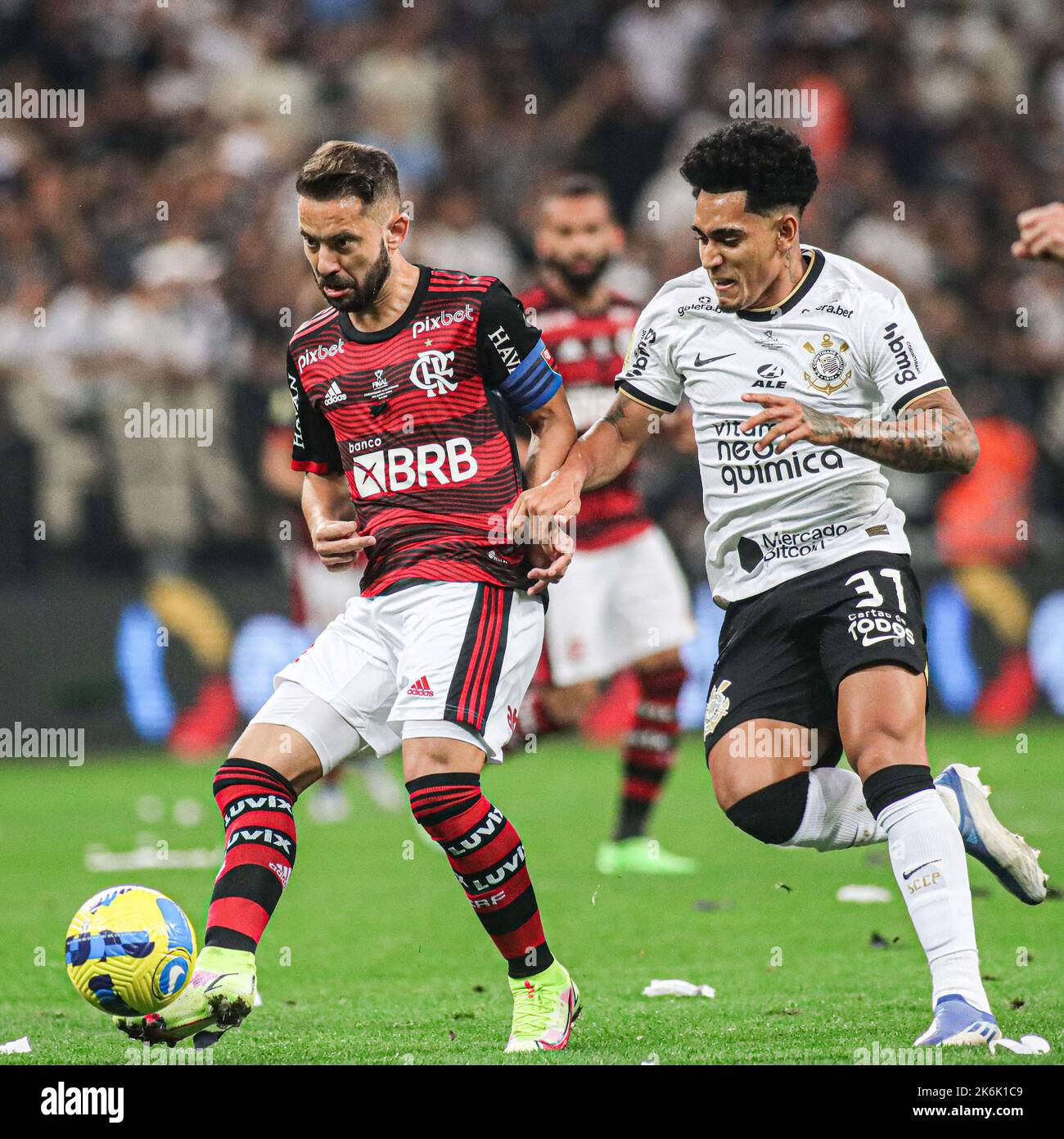 Sao Paulo, Brésil. 14th octobre 2022. 12th octobre 2022; Arena Corinthians Stadium, Sao Paulo, Brésil; final Copa do Brasil 2022, Corinthiens versus Flamengo; du Queiroz of Corinthians challenges Everton Ribeiro de Flamengo Credit: Action plus Sports Images/Alamy Live News Banque D'Images