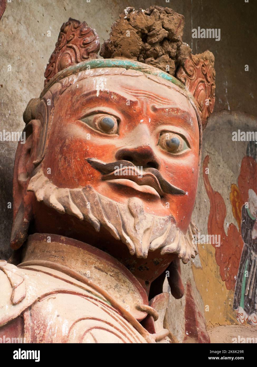 Grotte 005 qui a été coupée pendant la dynastie sui dans les années 581 à 618. Les sculptures de la période sui sont belles et gentiment. Les marches et les allées attachées à la face de roche permettent aux visiteurs de voir les anciennes statues en argile de Bouddha et de divinités bouddhistes attachées et sculptées dans la surface de pierre de la face de roche. Les grottes de Maijishan, autrefois romanisées comme Maichishan, sont une série de 194 grottes coupées sur le flanc de la colline de Majishan à Tianshui, province de Gansu, dans le nord-ouest de la Chine. Cet exemple d'architecture découpée en roche contient plus de 7200 sculptures bouddhistes et plus de 1000 m² de peintures murales. PRC. CH Banque D'Images